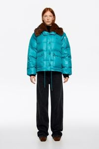 Чорний укорочений пуховик з хутряним коміром та регульованим подолом