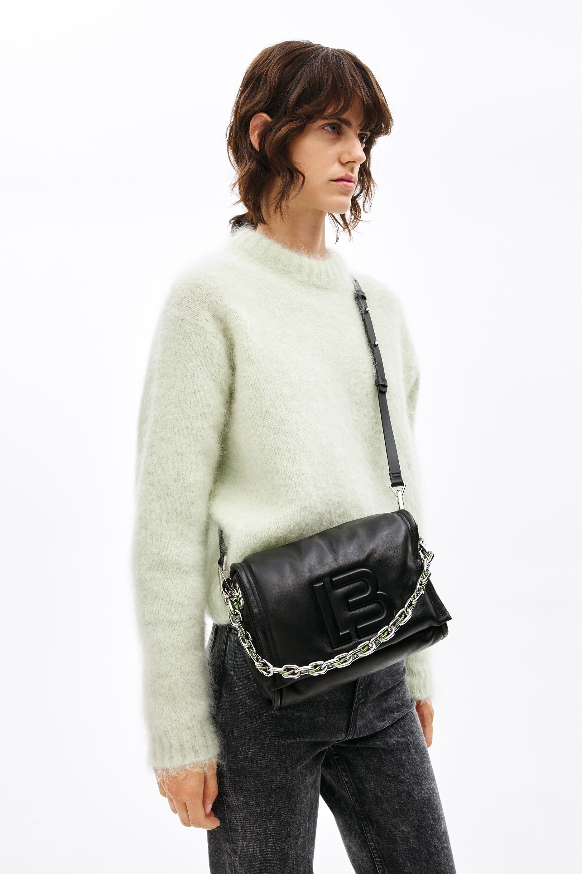 Bolso bandolera M piel acolchada negro