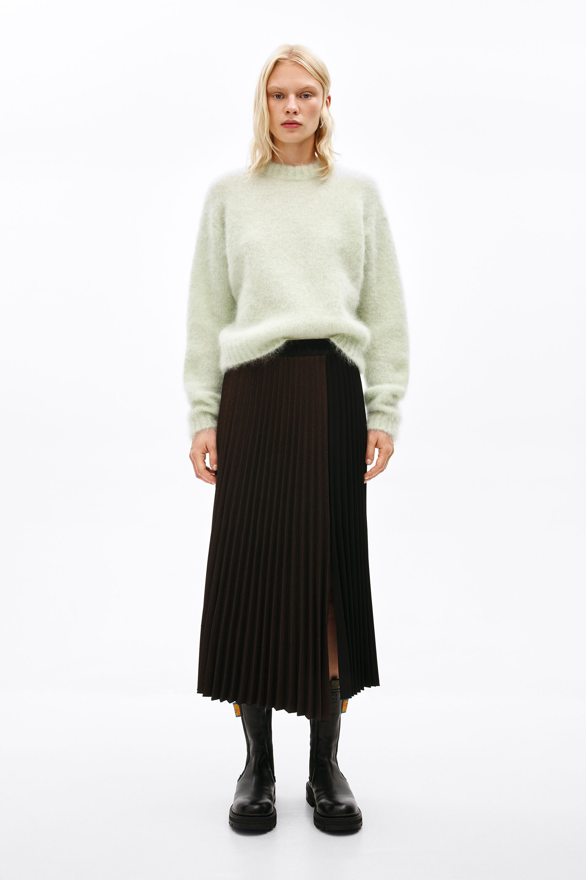 Falda plisada asim&eacute;trica cobre