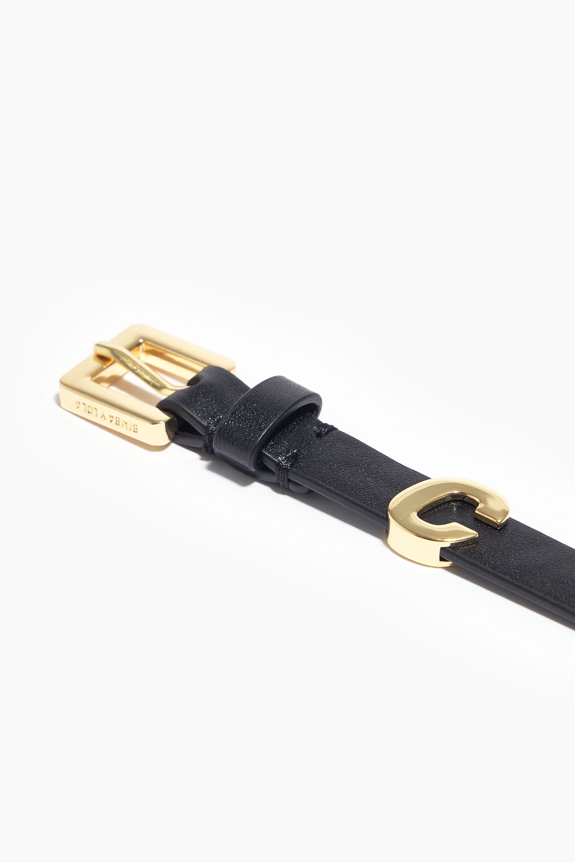 Charm letra C metal dorado