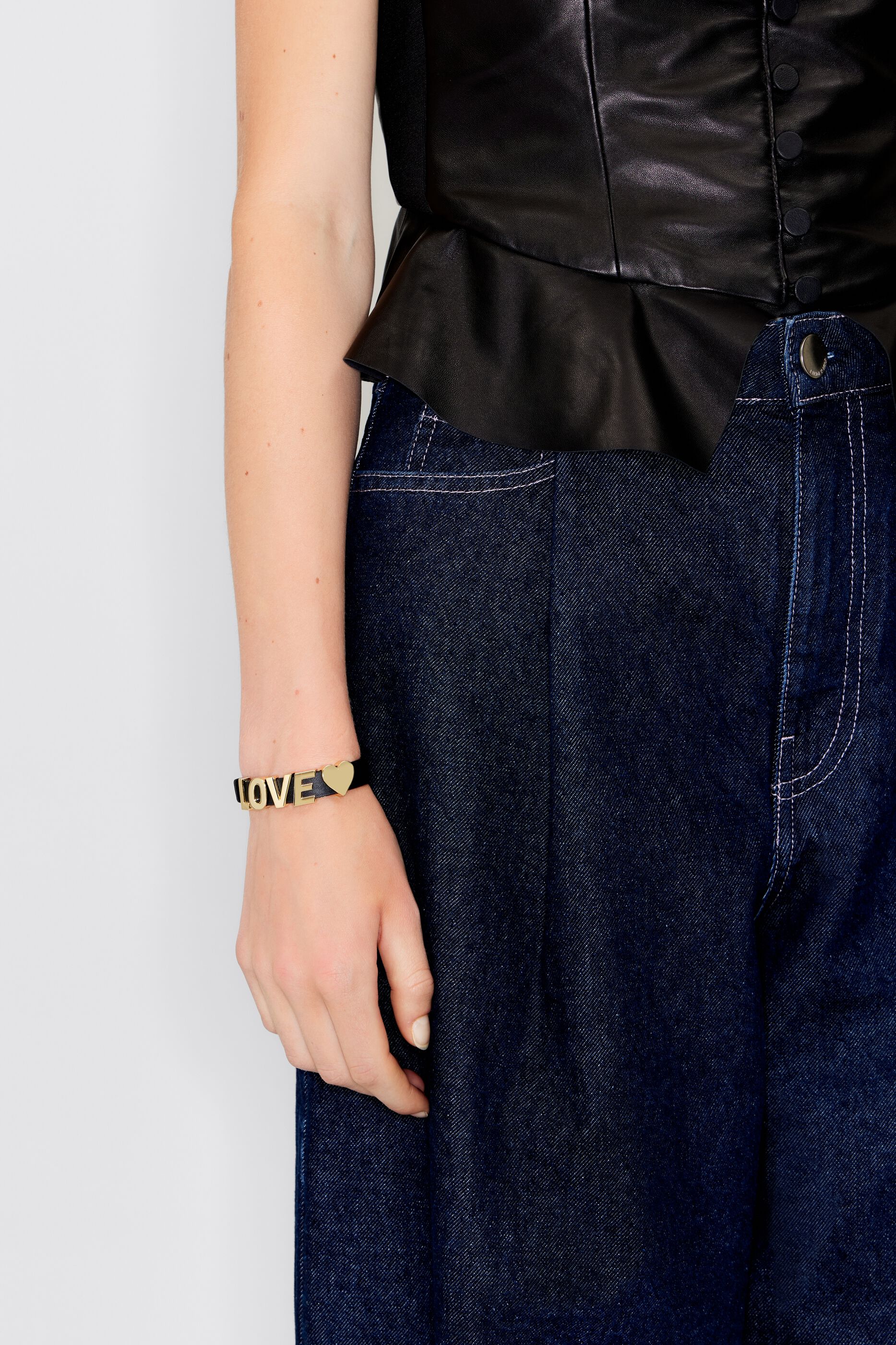 Charm letra C metal dorado