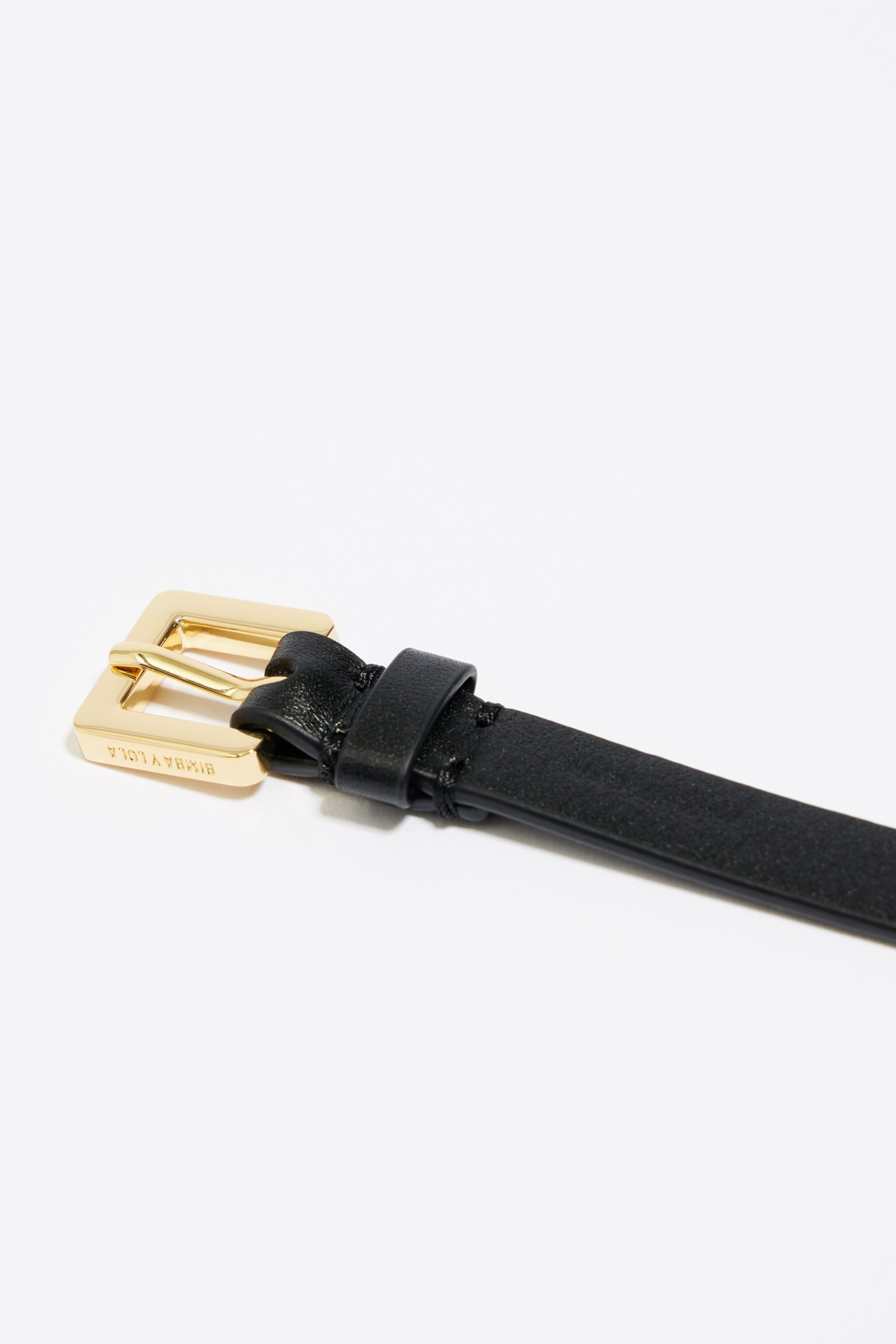 Charm letra C metal dorado