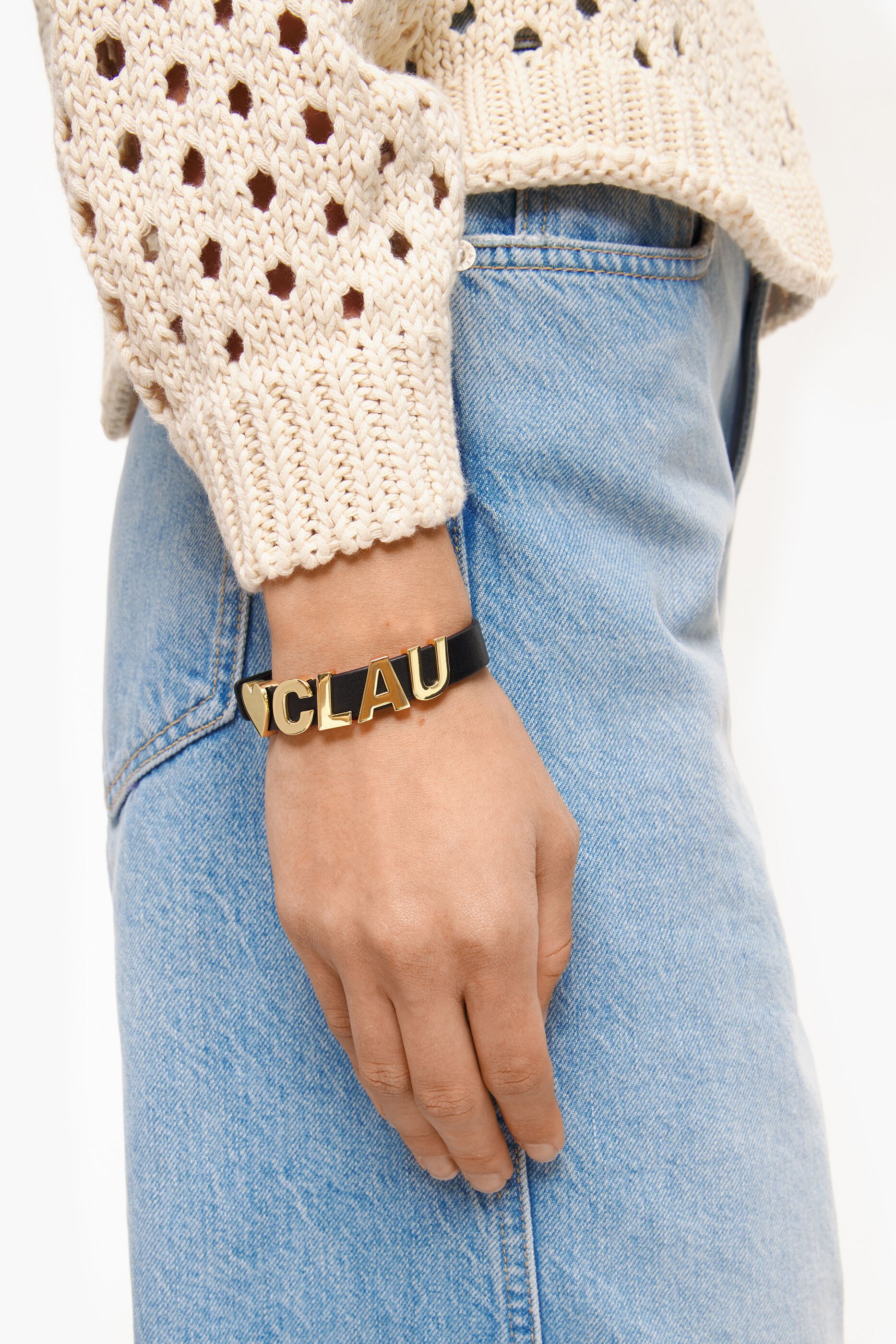 Charm letra E metal dorado