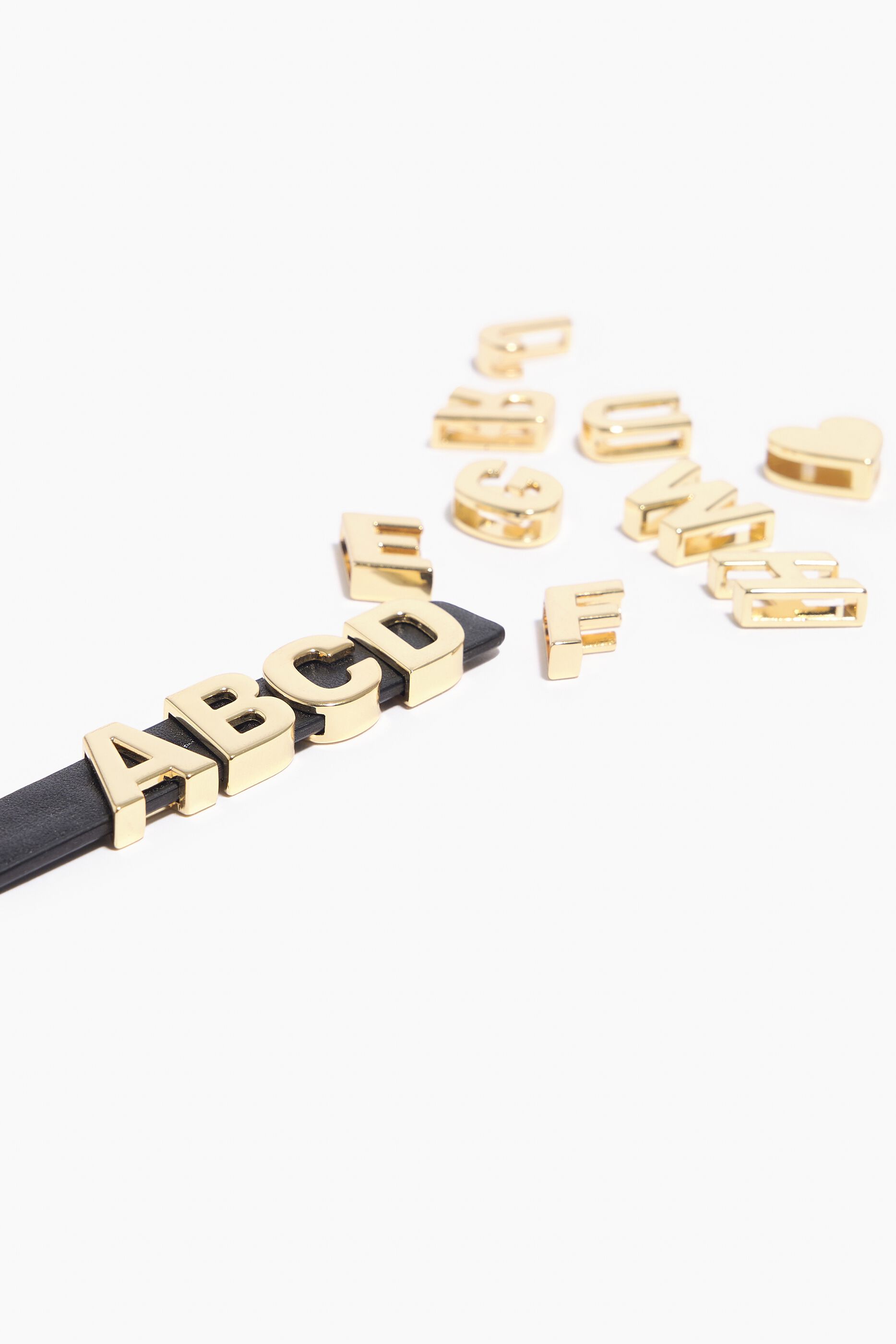 Charm letra G metal dorado