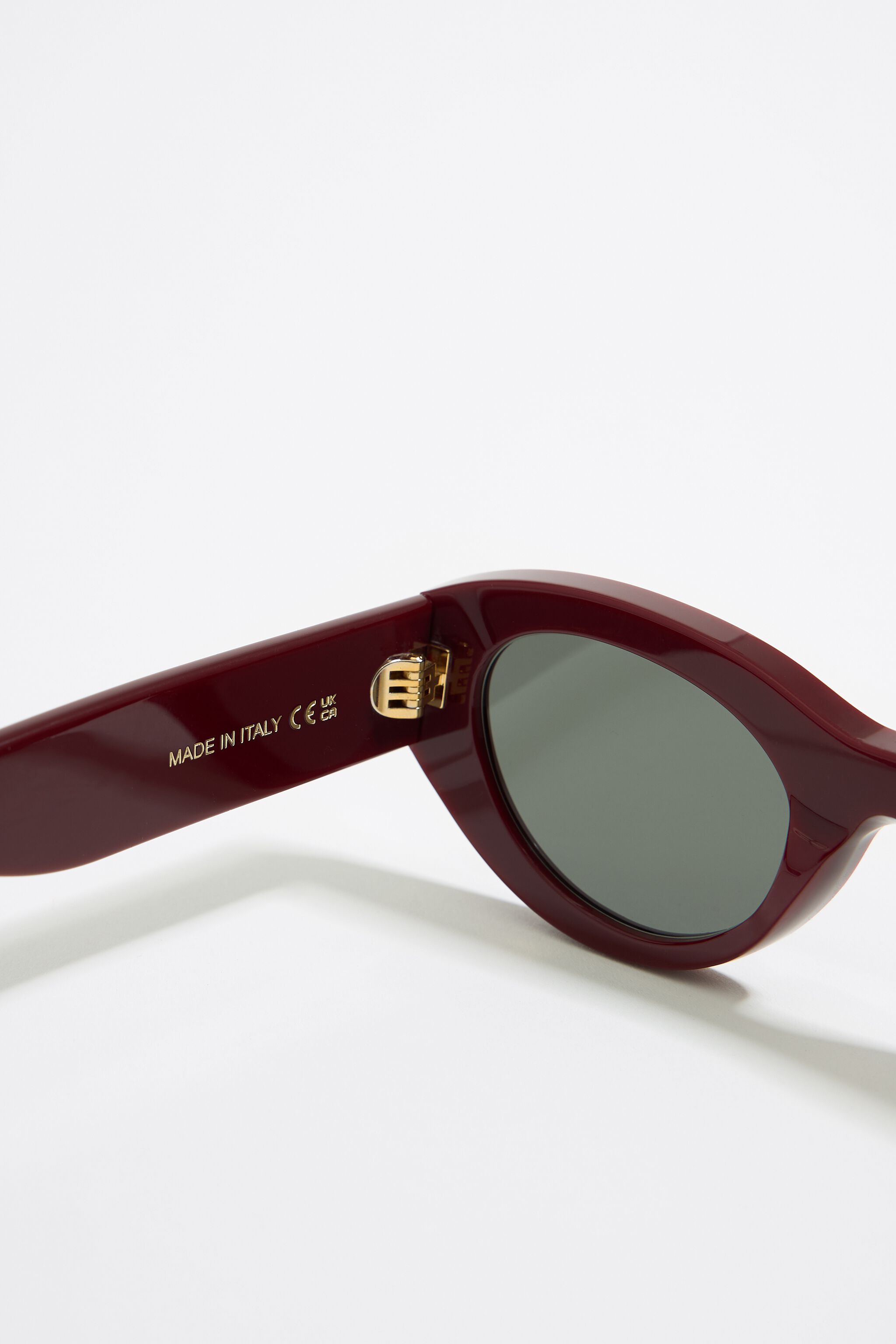 Burgundy cat-eye sunglasses