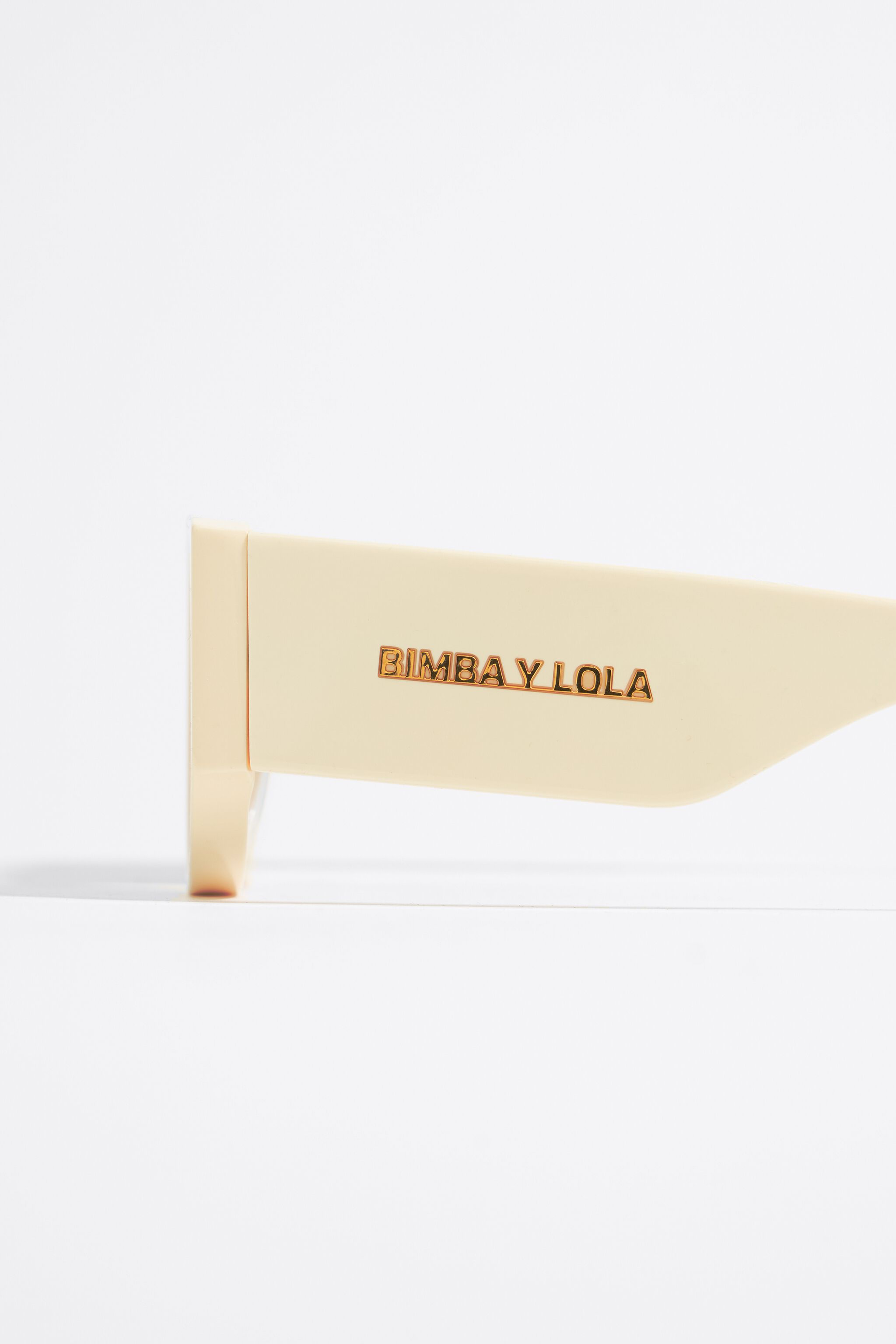 Cream rectangular sunglasses