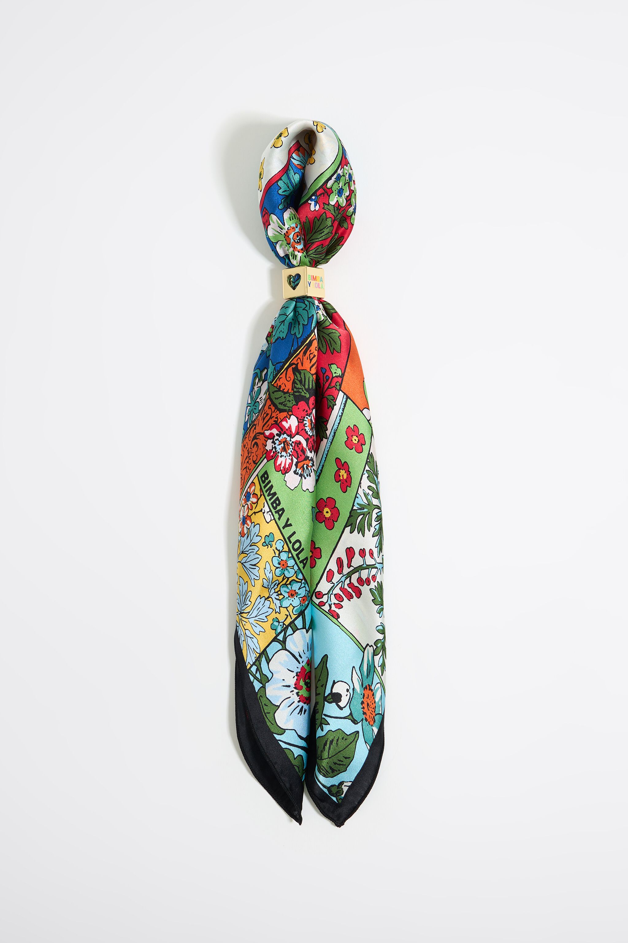 Charm pa&ntilde;uelo patchwork flores y dado metal