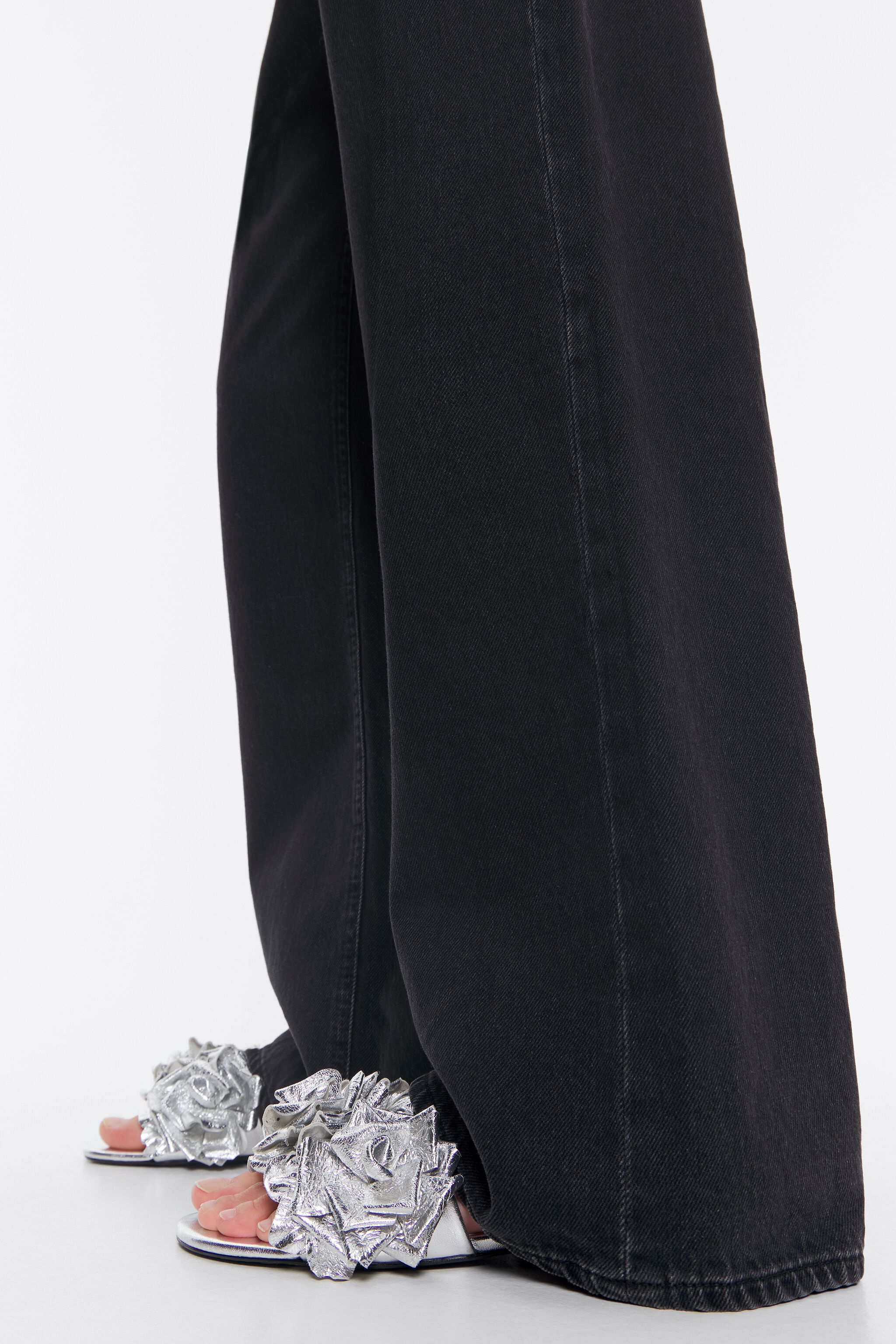 Sandalia plana flores piel plata