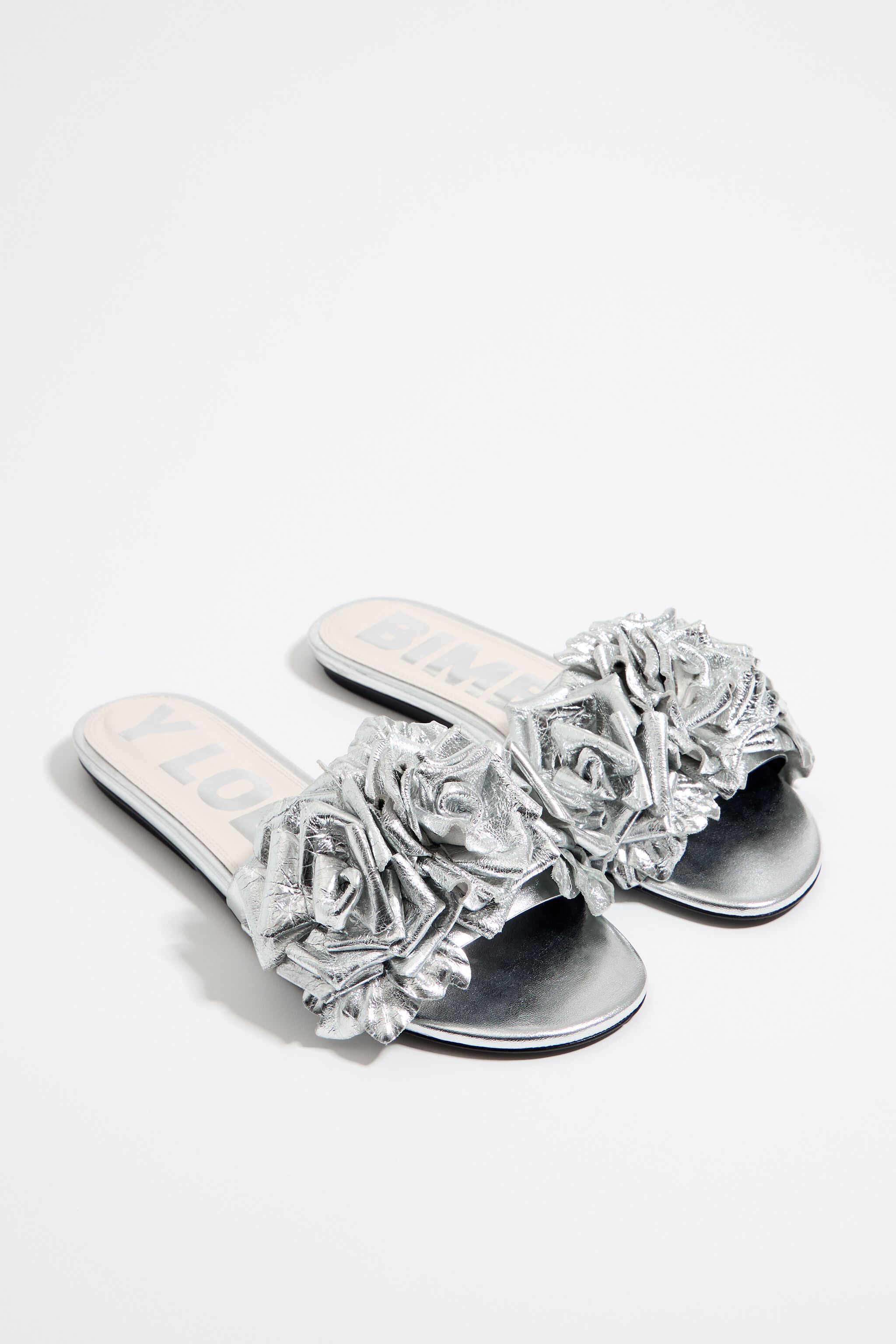 Sandalia plana flores piel plata