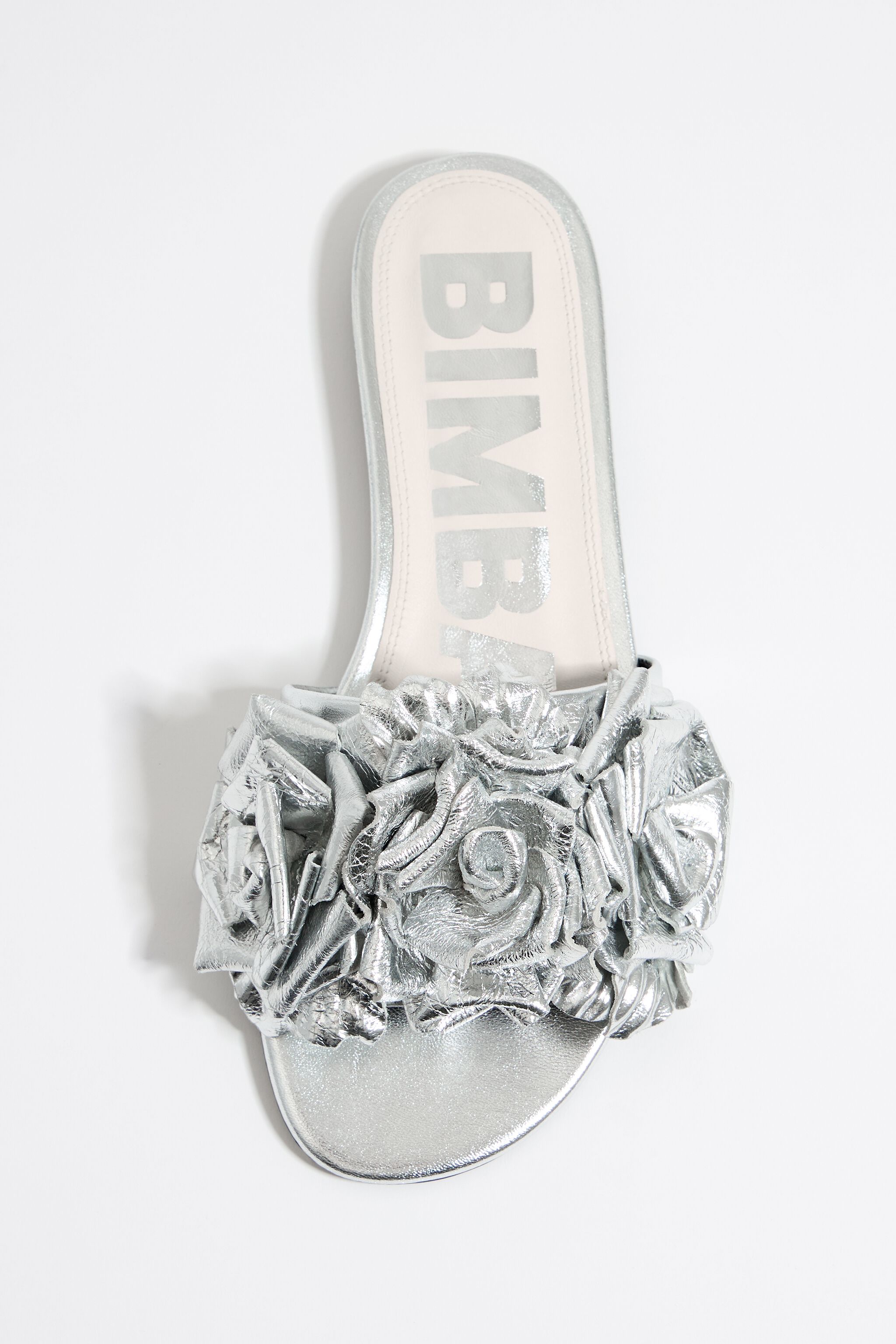 Sandalia plana flores piel plata