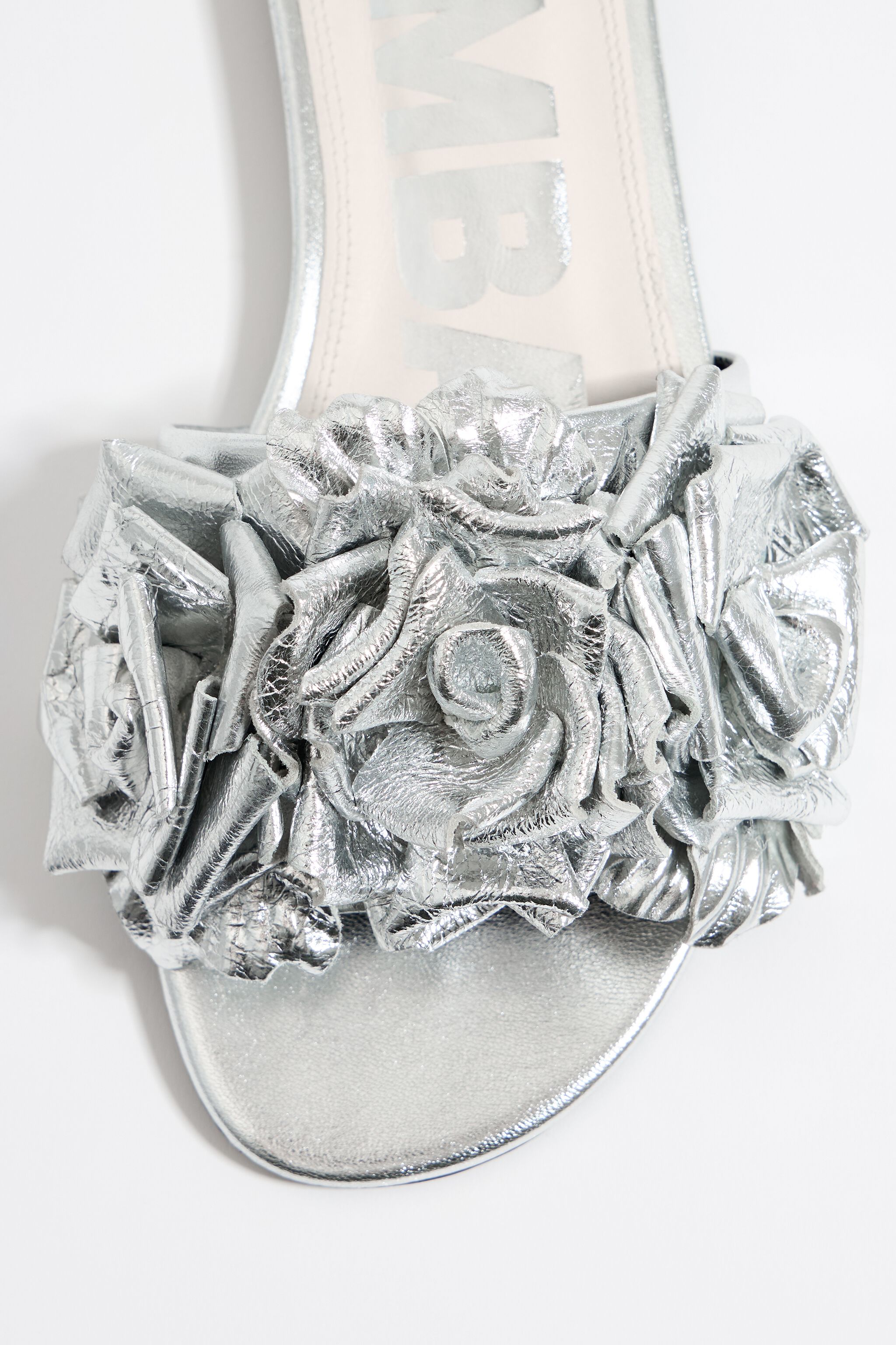 Sandalia plana flores piel plata