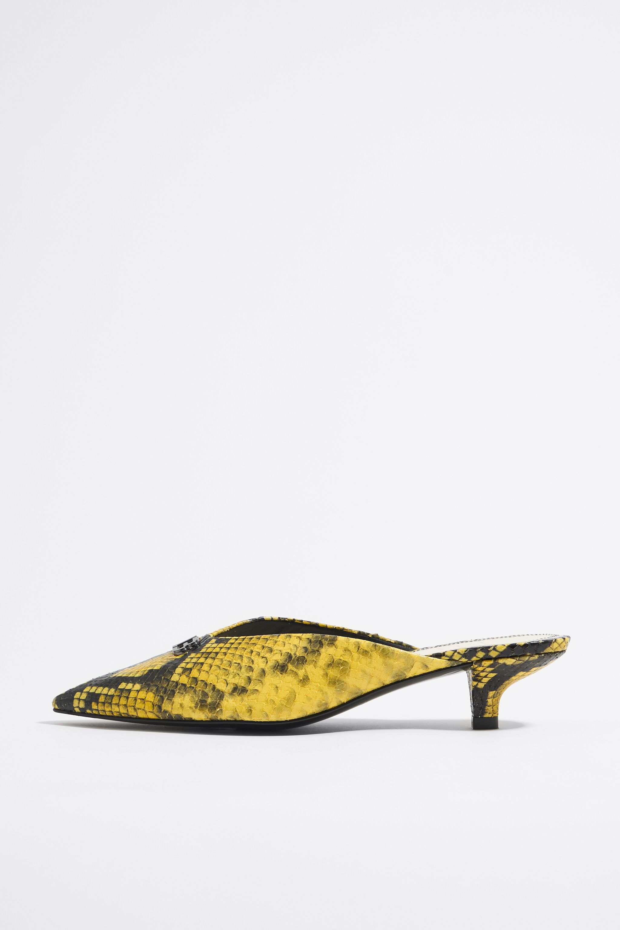 Yellow snake print leather pump