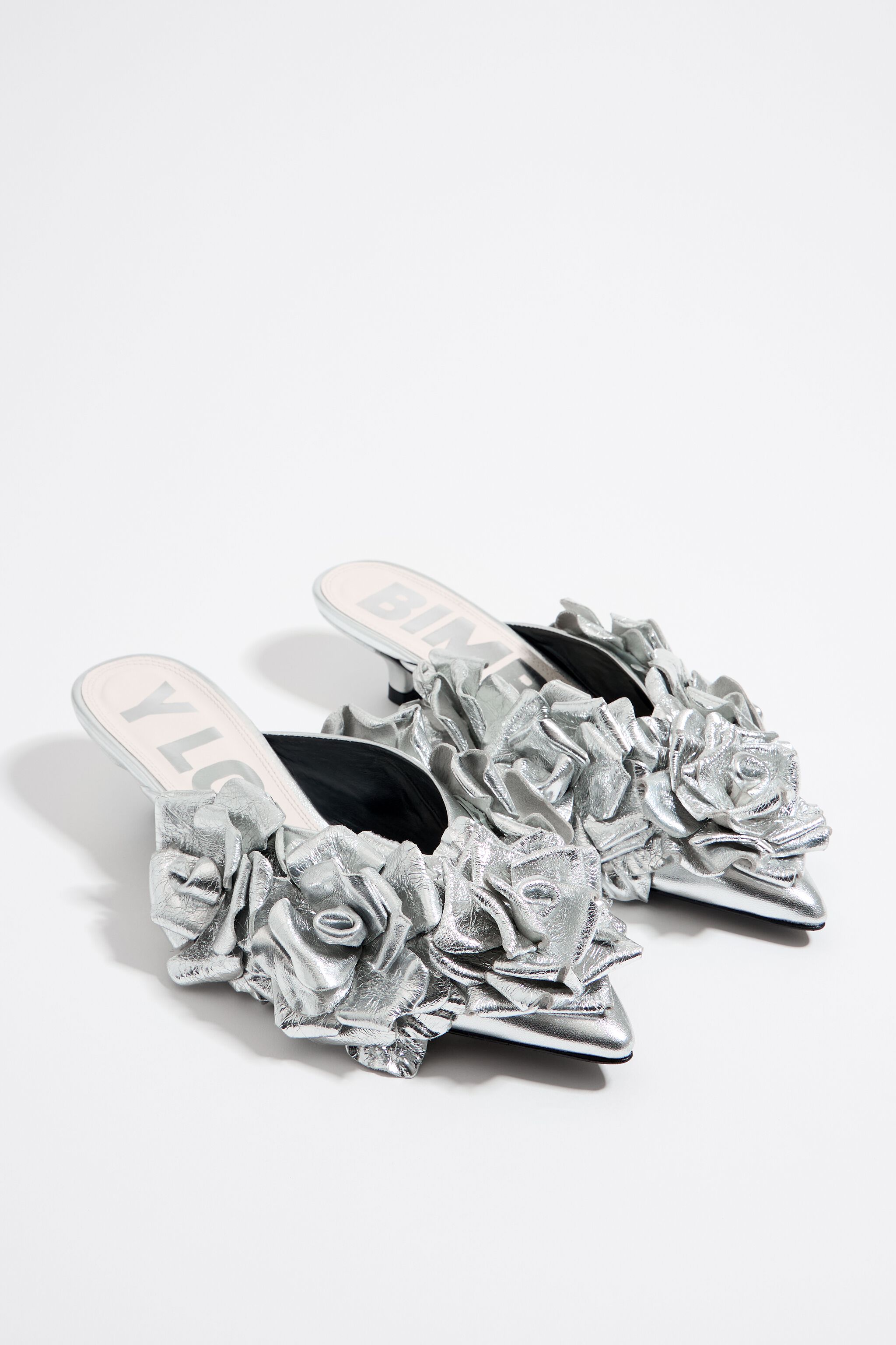Zapato sal&oacute;n flores piel plata