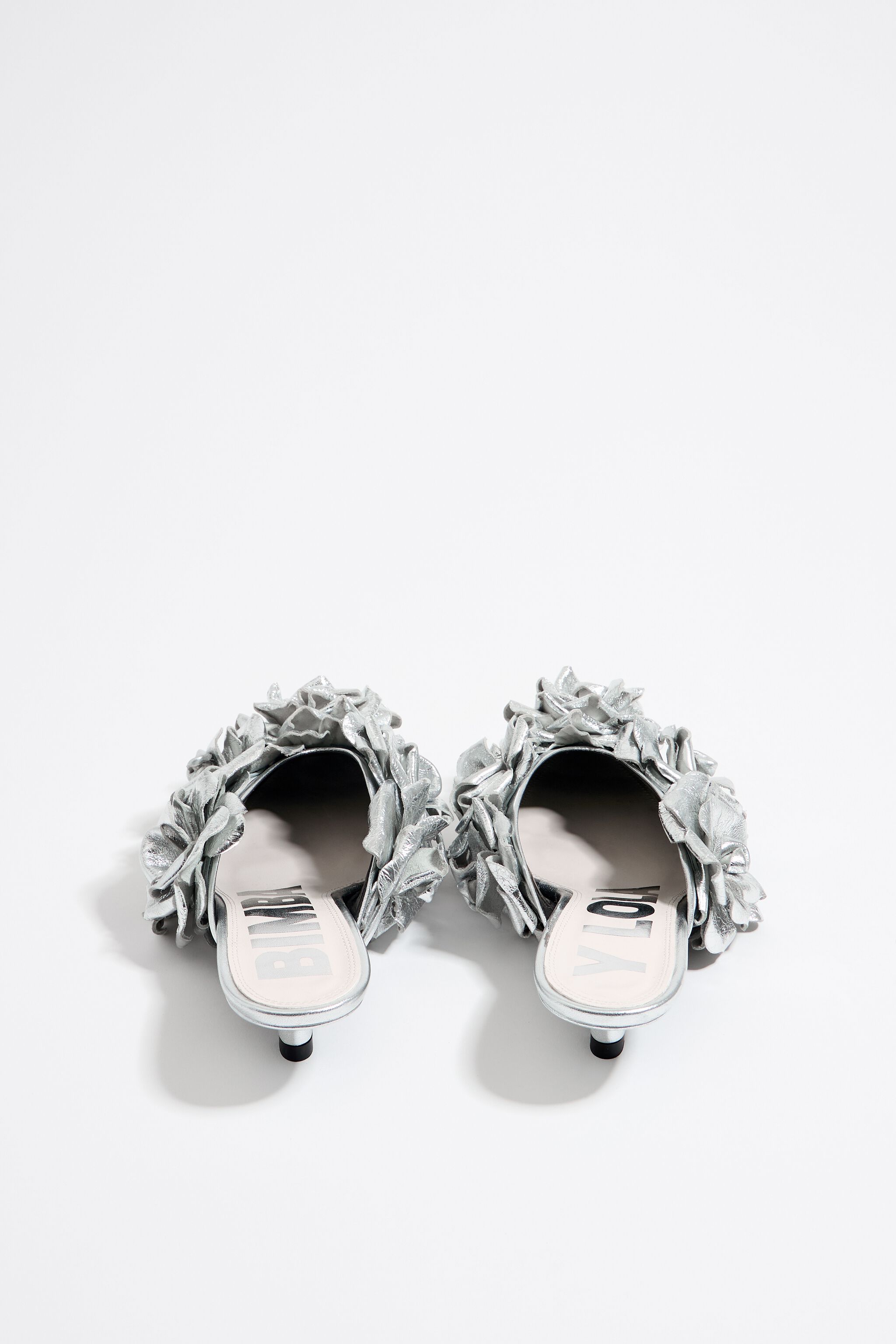 Zapato sal&oacute;n flores piel plata