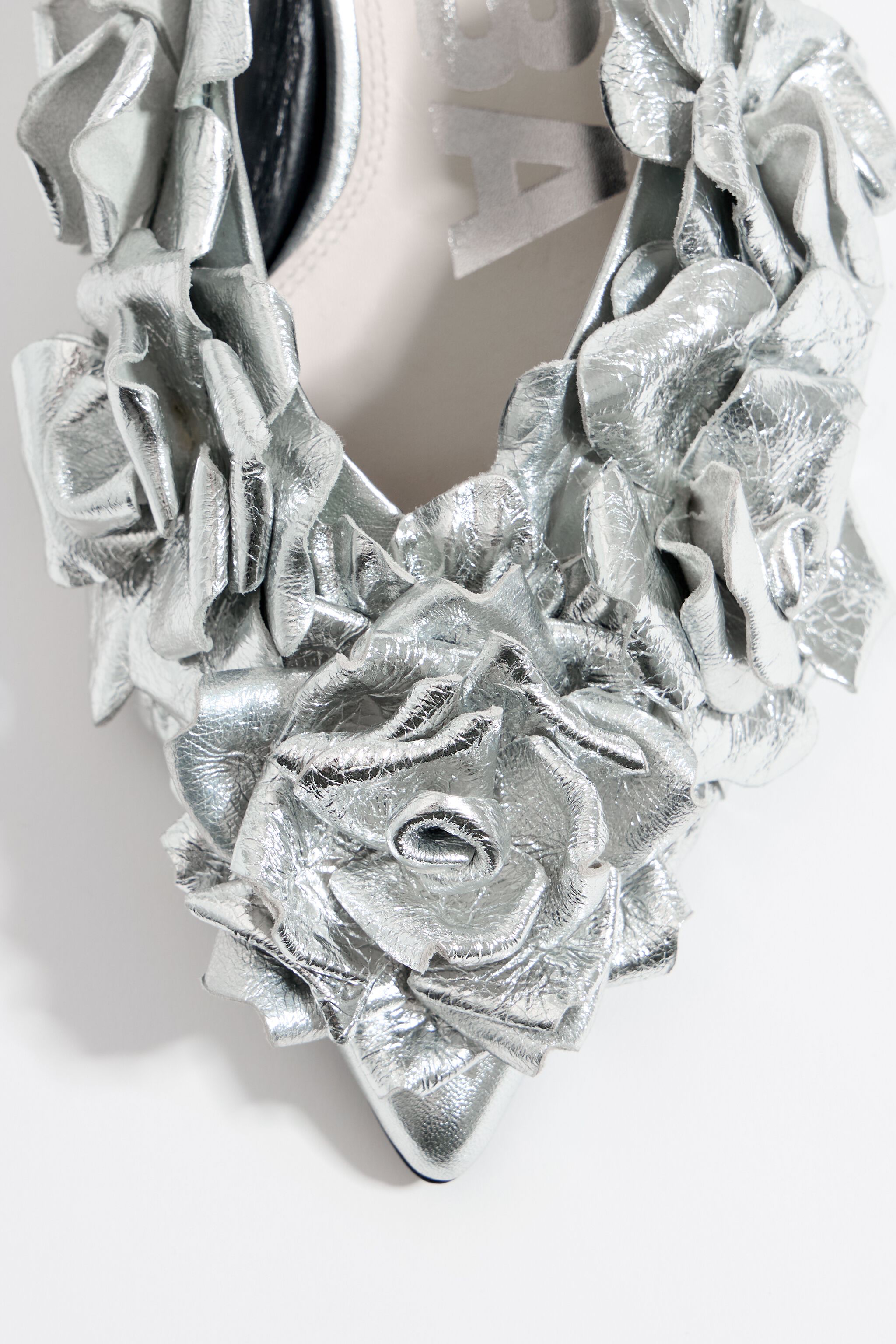 Zapato sal&oacute;n flores piel plata