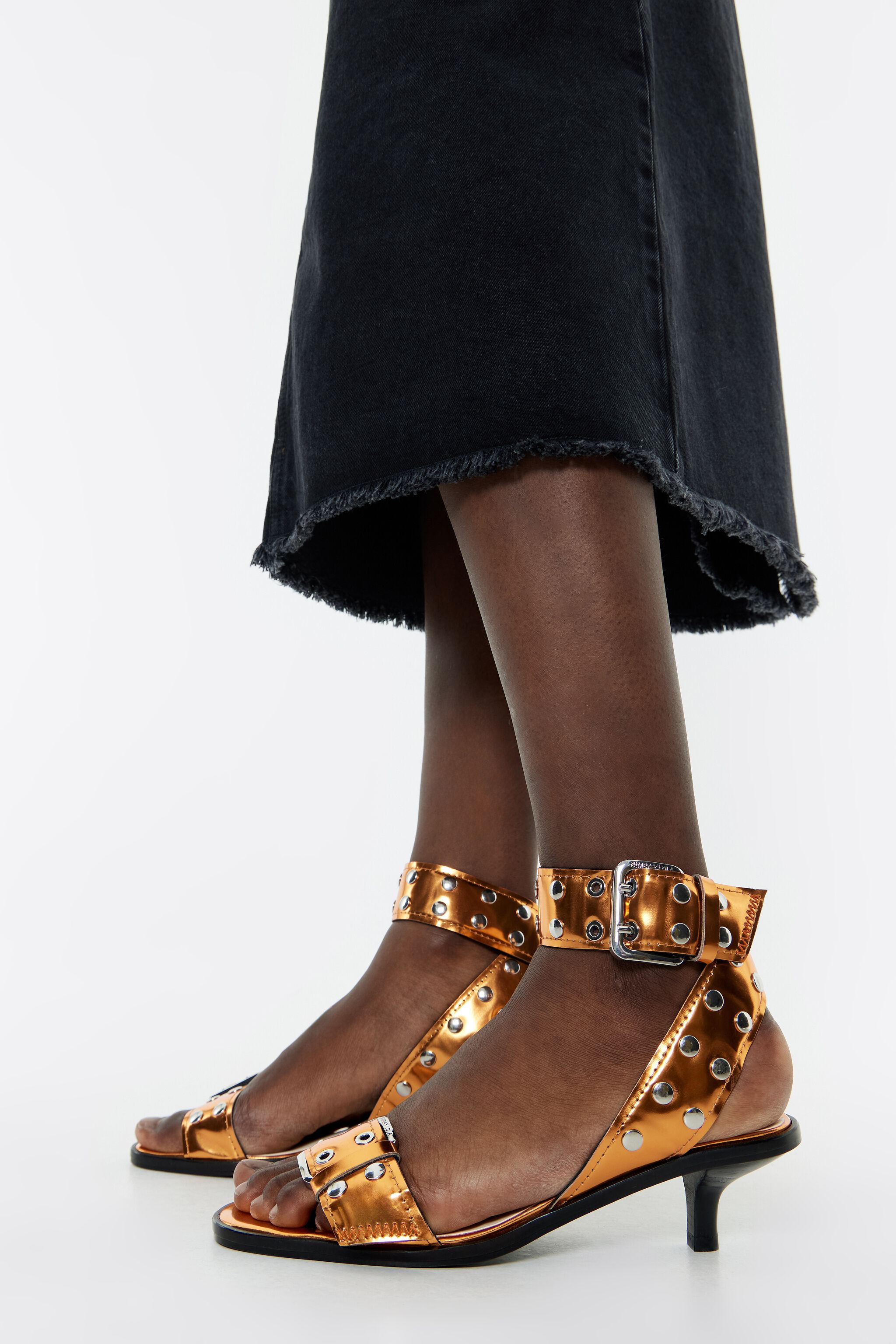 Sandalia tac&oacute;n tachas piel naranja