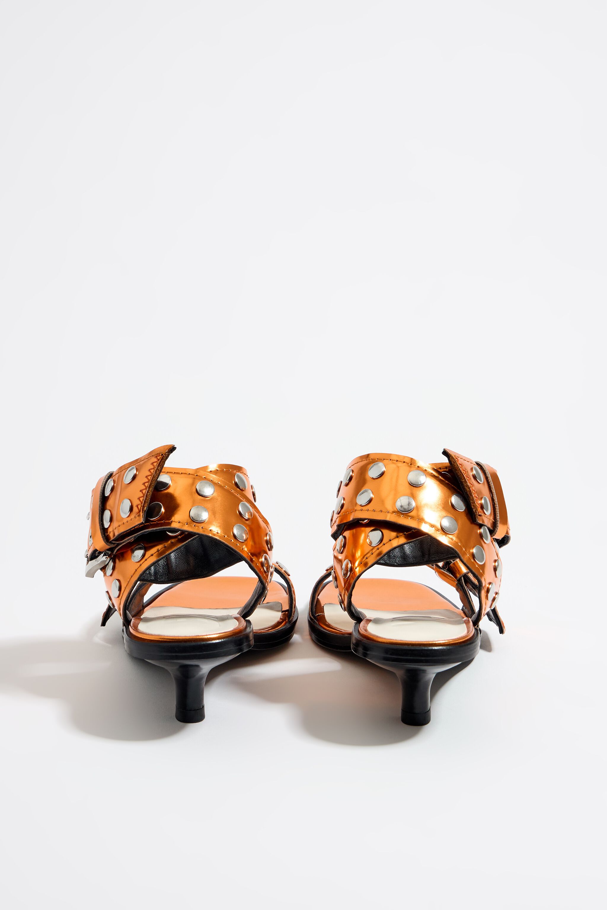 Sandalia tac&oacute;n tachas piel naranja