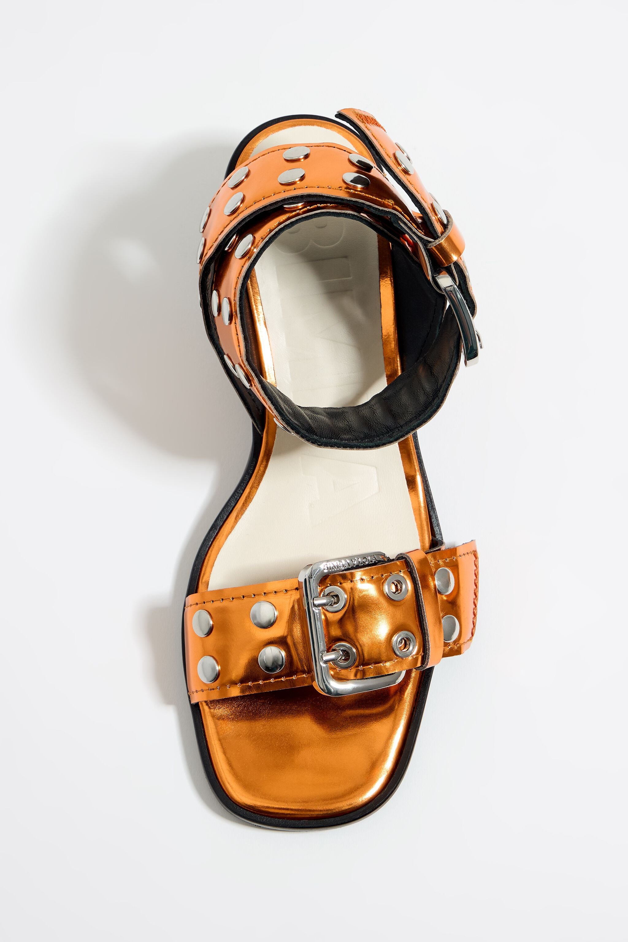 Sandalia tac&oacute;n tachas piel naranja