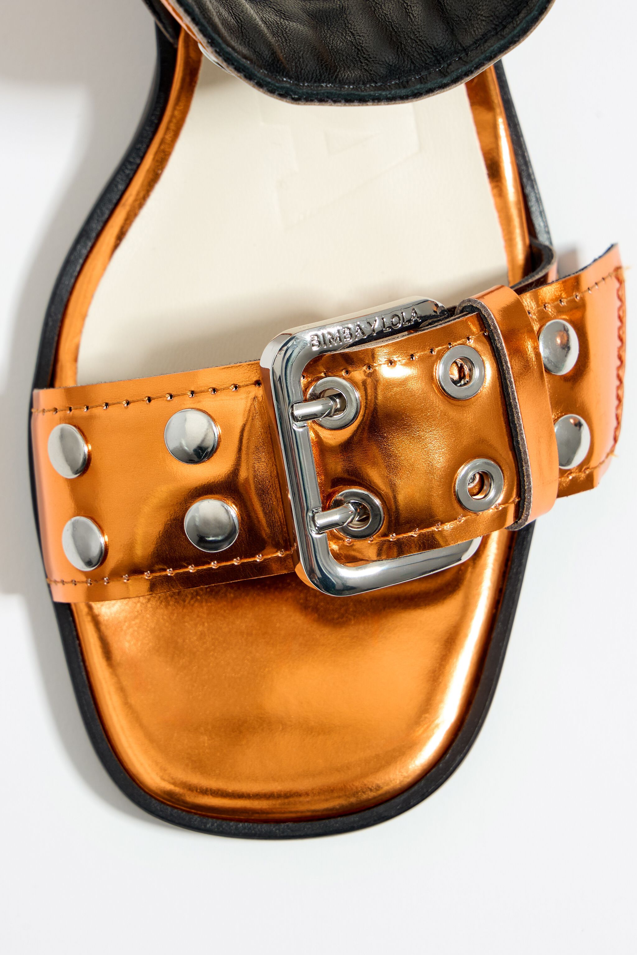 Sandalia tac&oacute;n tachas piel naranja