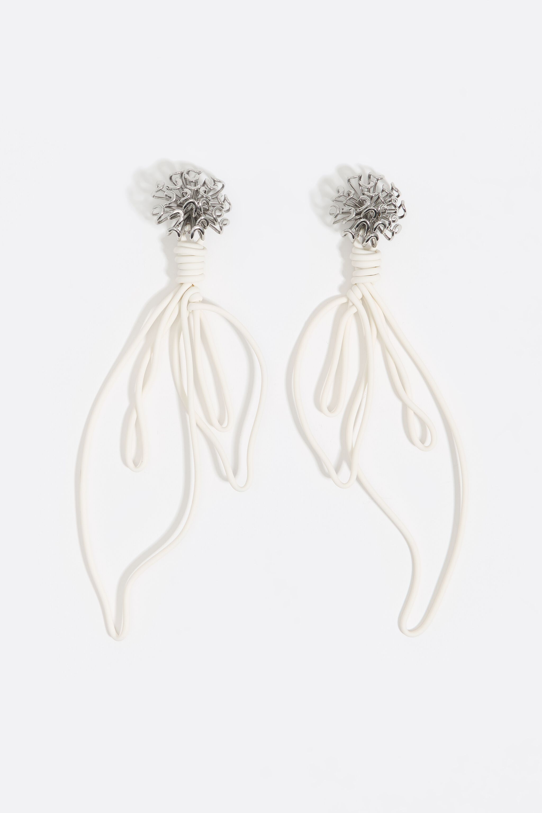 Pendientes crisantemos plateados y hojas en blanco