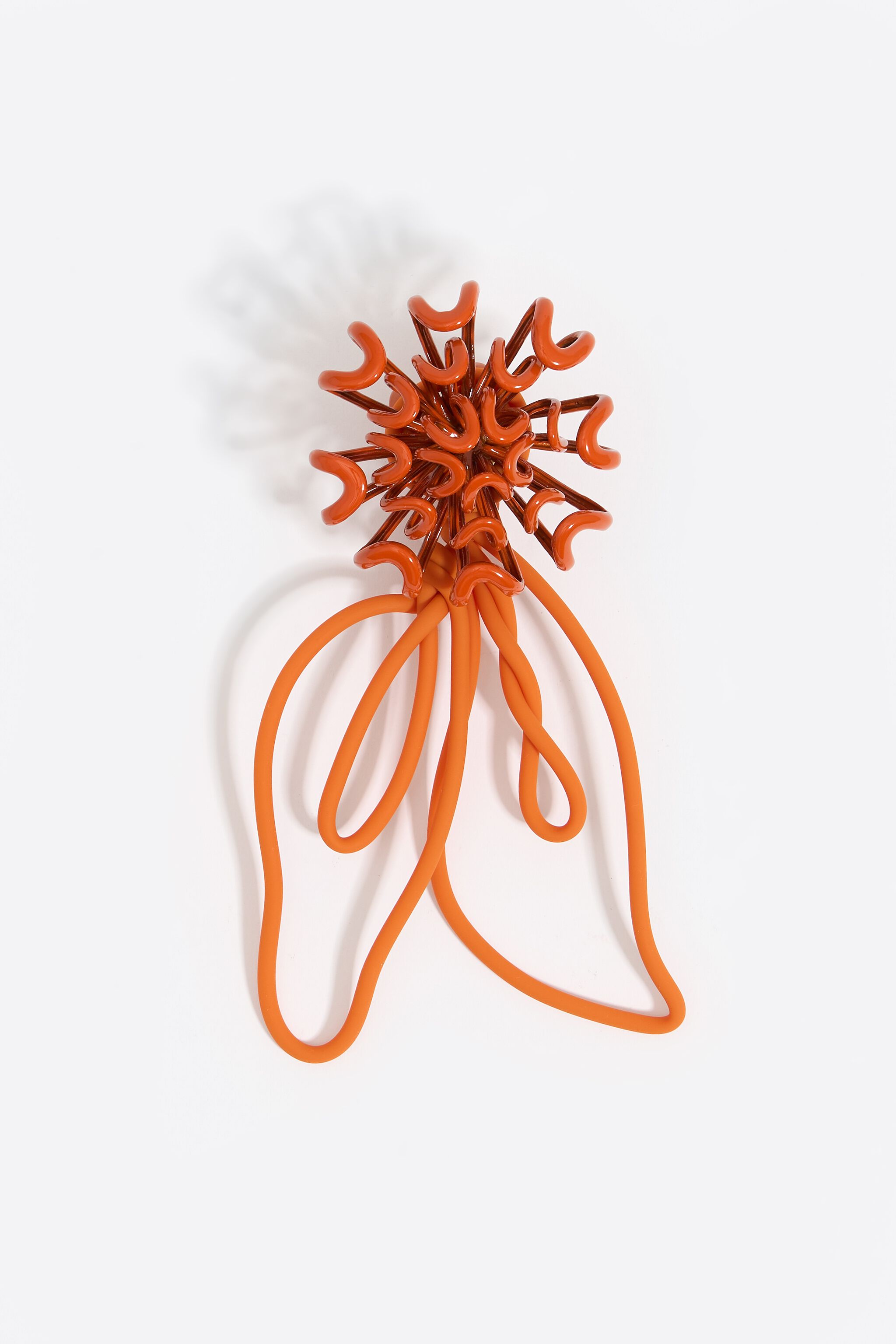 Anillo crisantemo y hojas en naranja