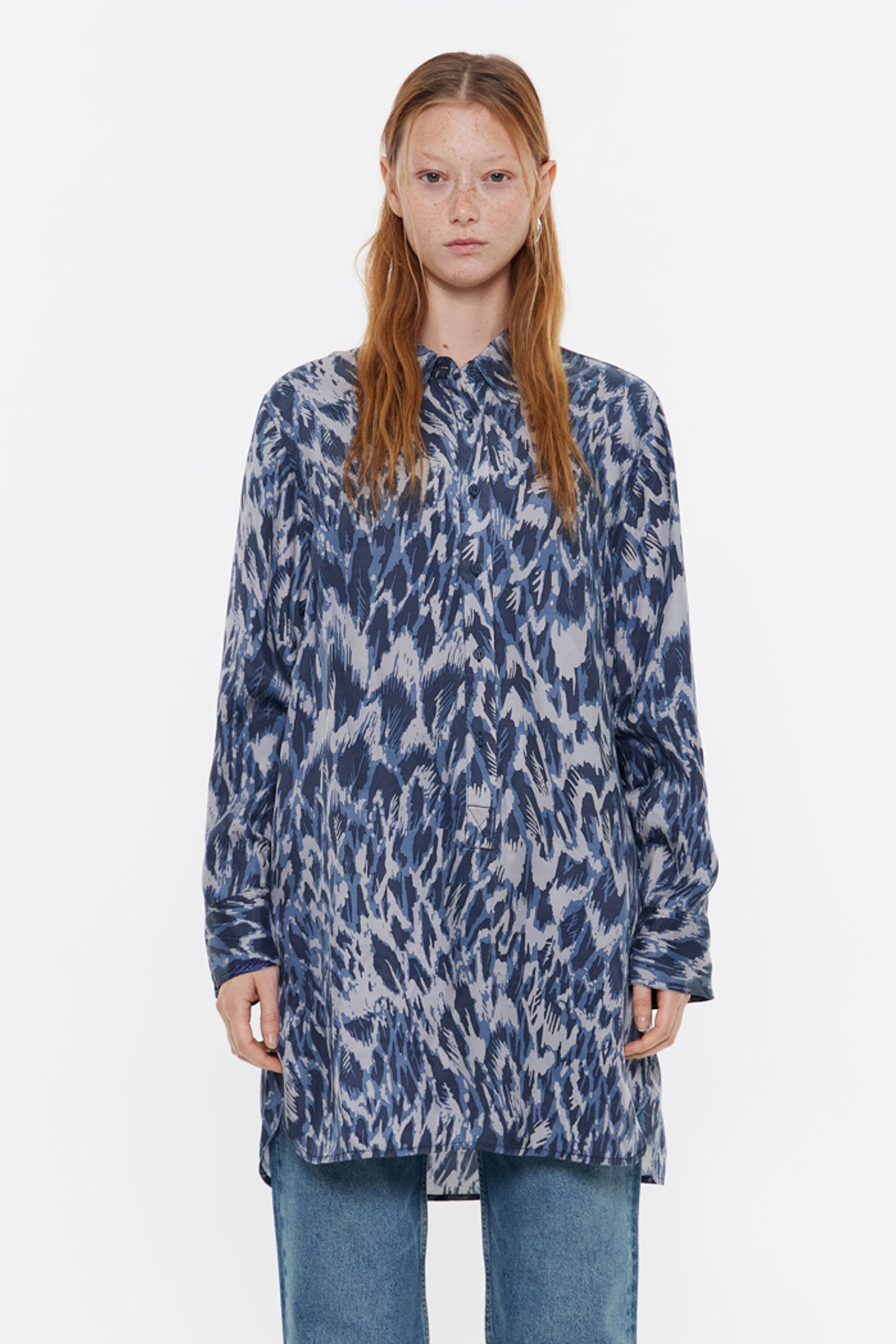 Navy blue long straight shirt with Plumancha print