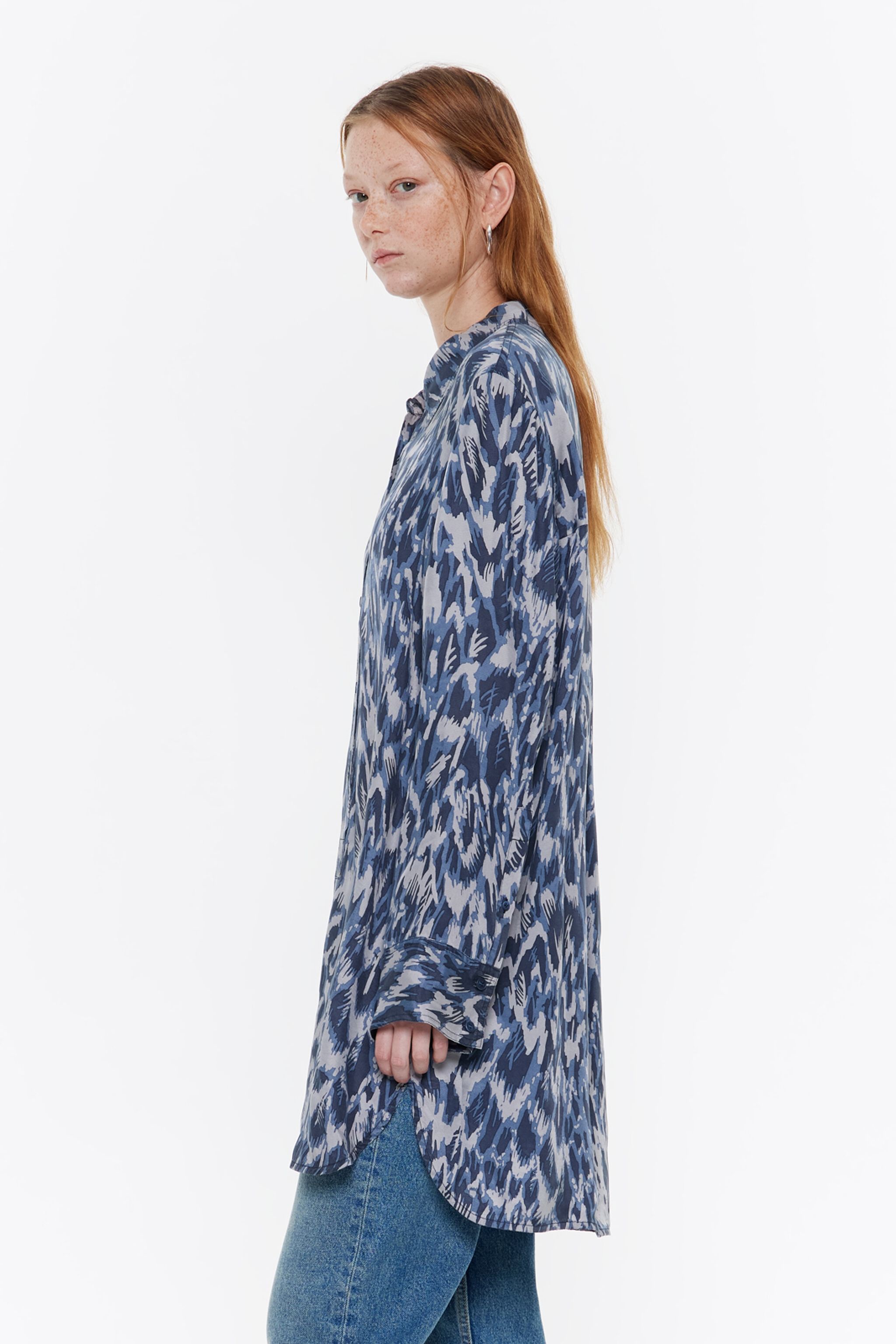 Navy blue long straight shirt with Plumancha print