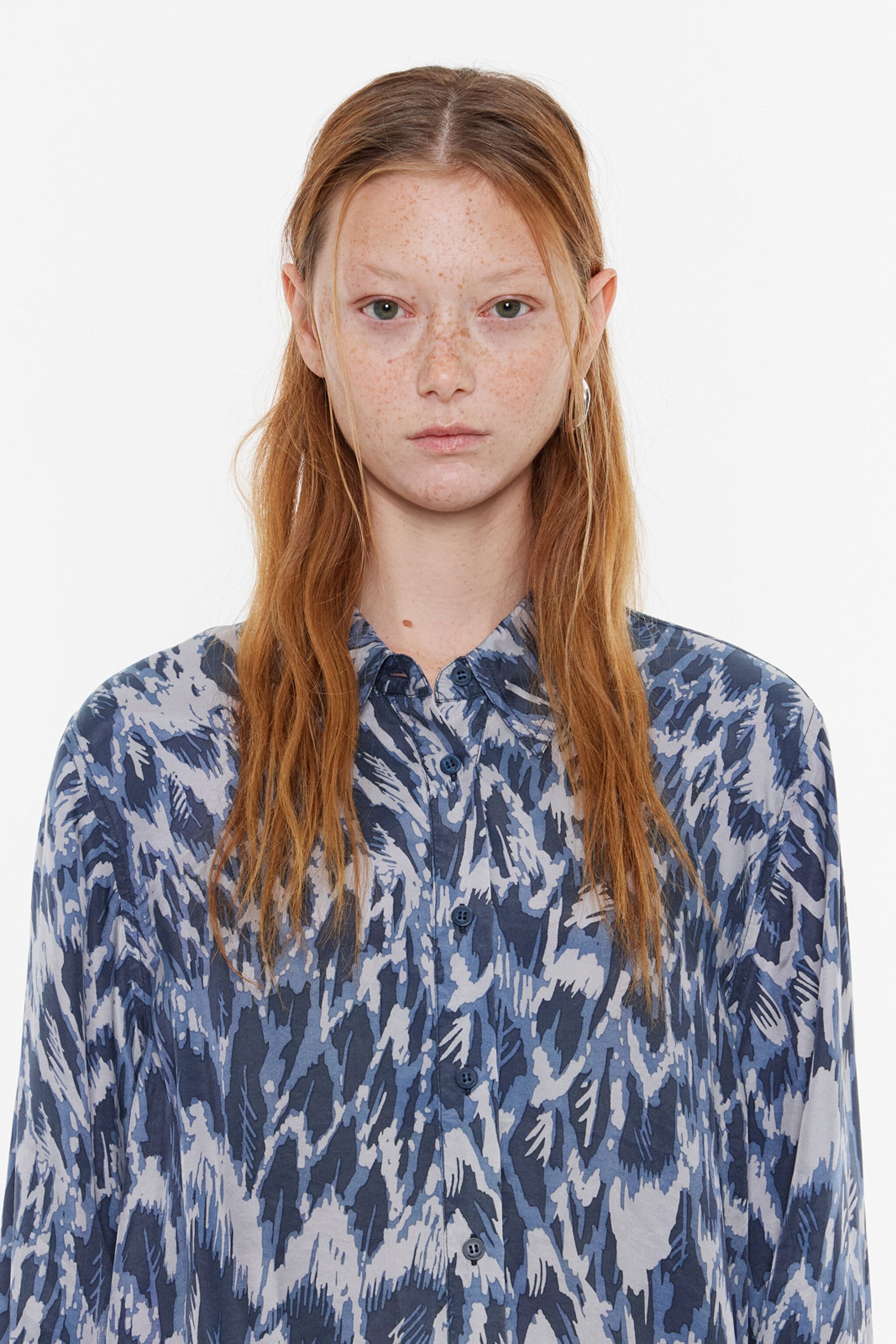 Navy blue long straight shirt with Plumancha print