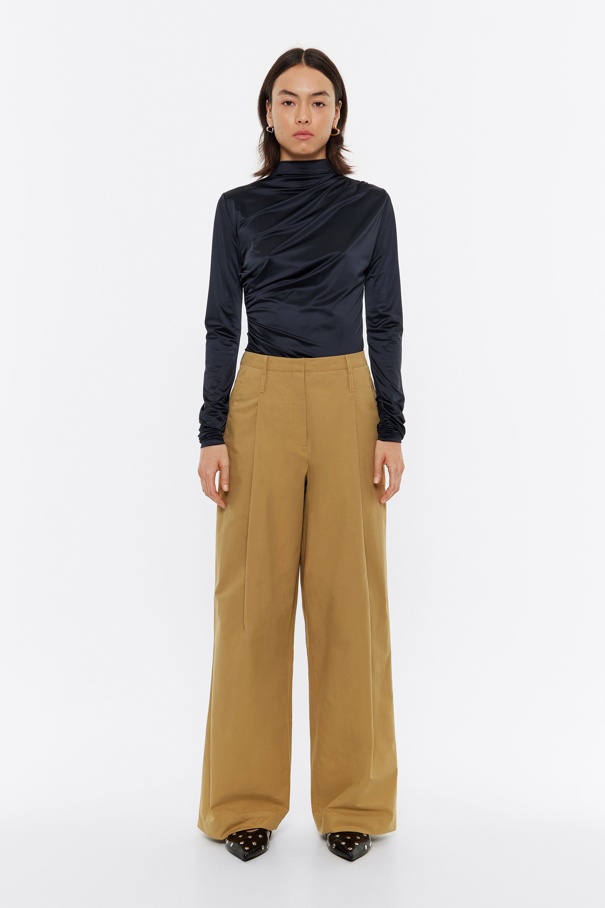 Caramel trousers with darts