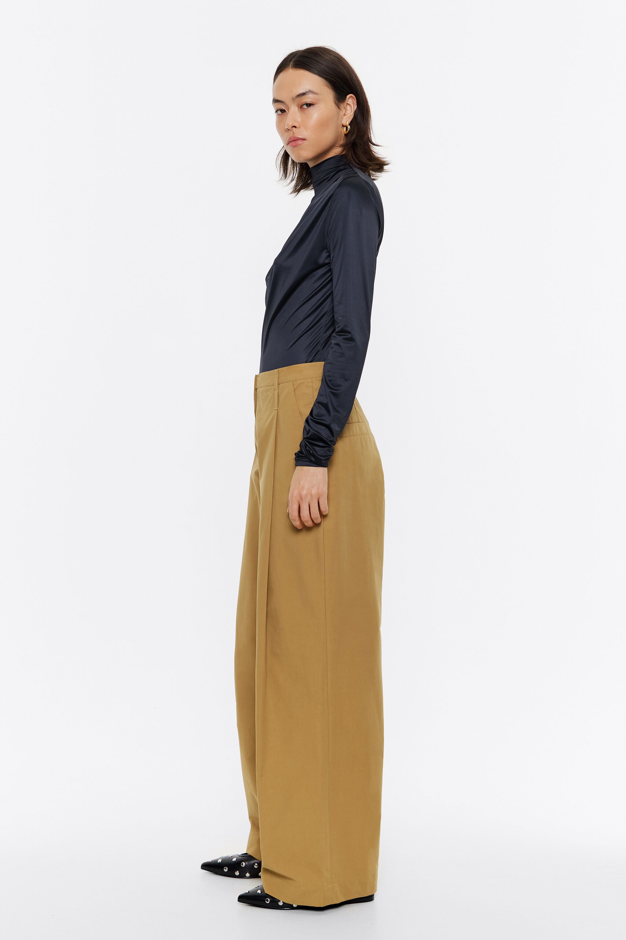 Caramel trousers with darts
