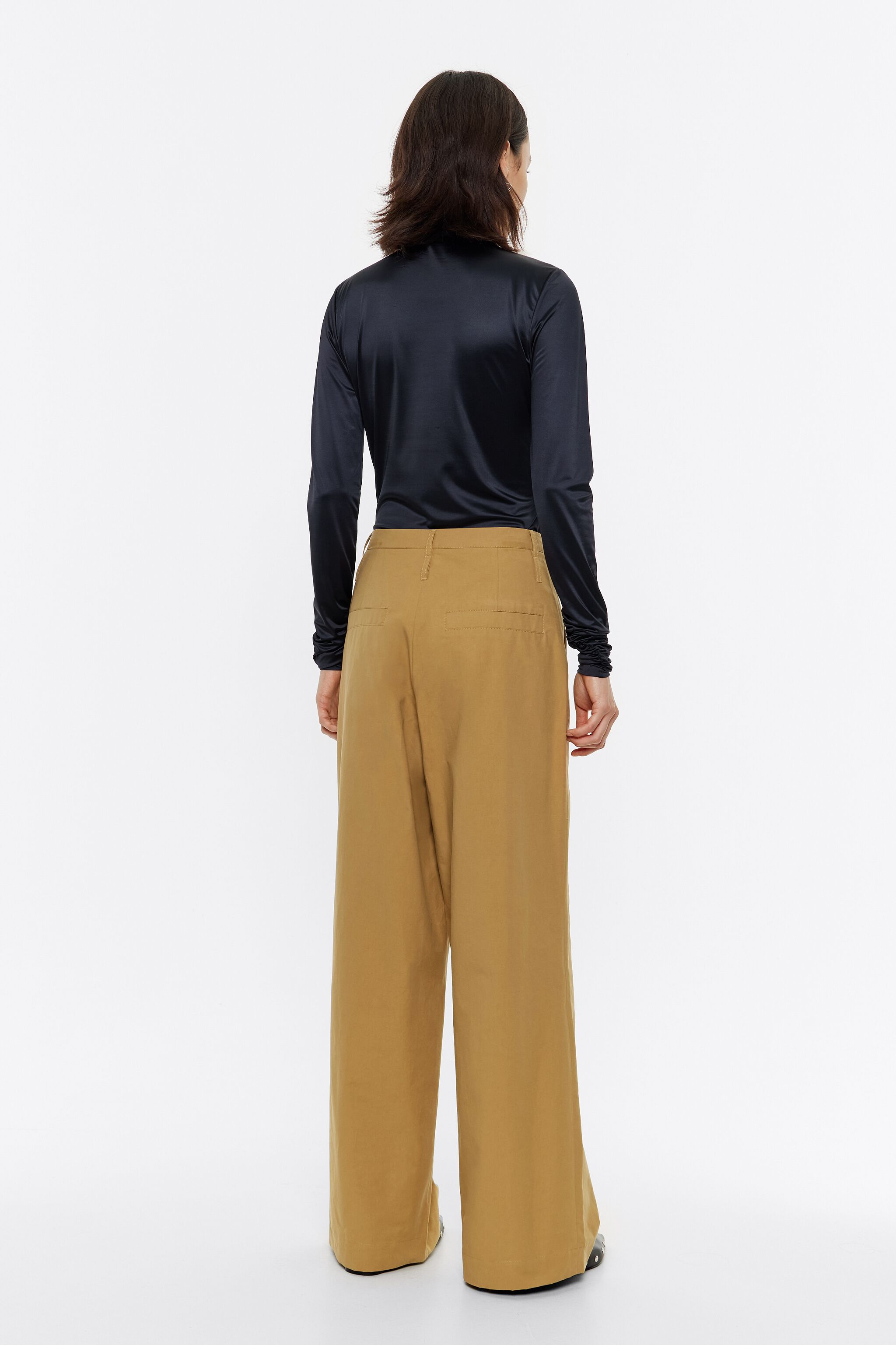 Caramel trousers with darts