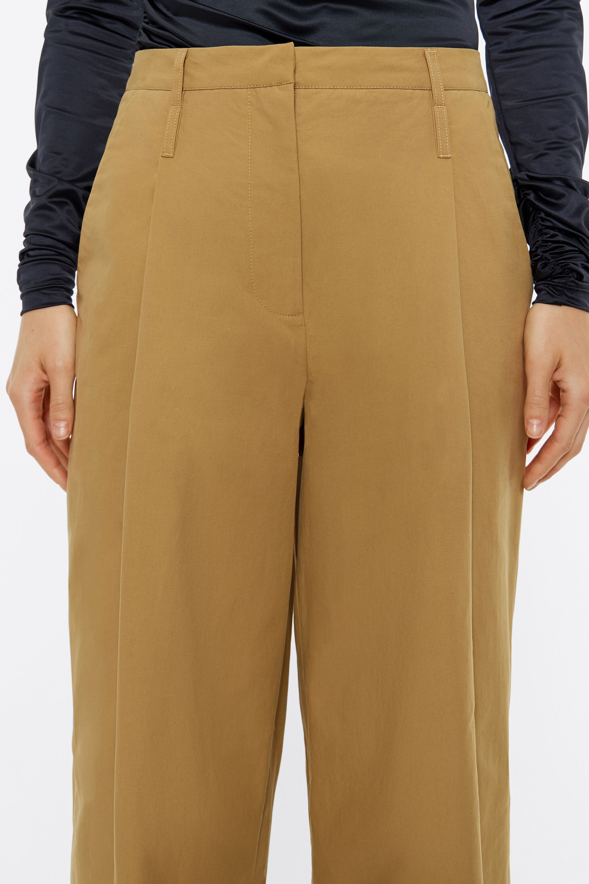 Caramel trousers with darts