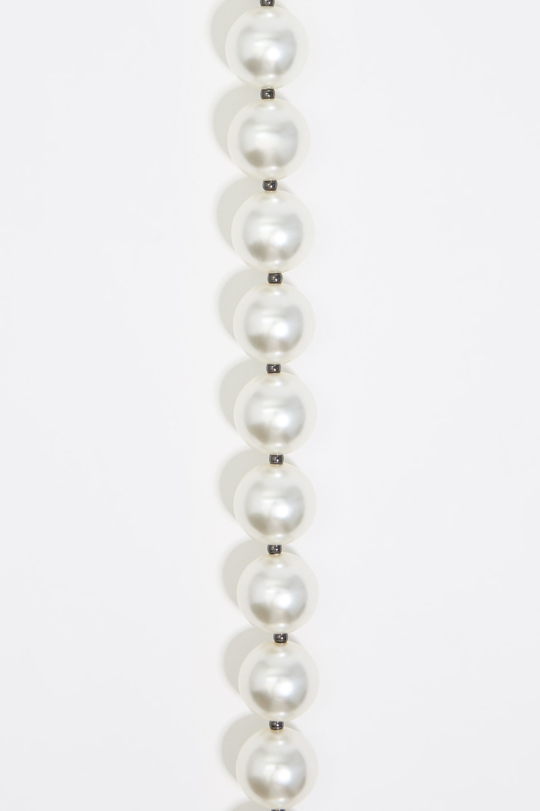 Red lips pearl necklace