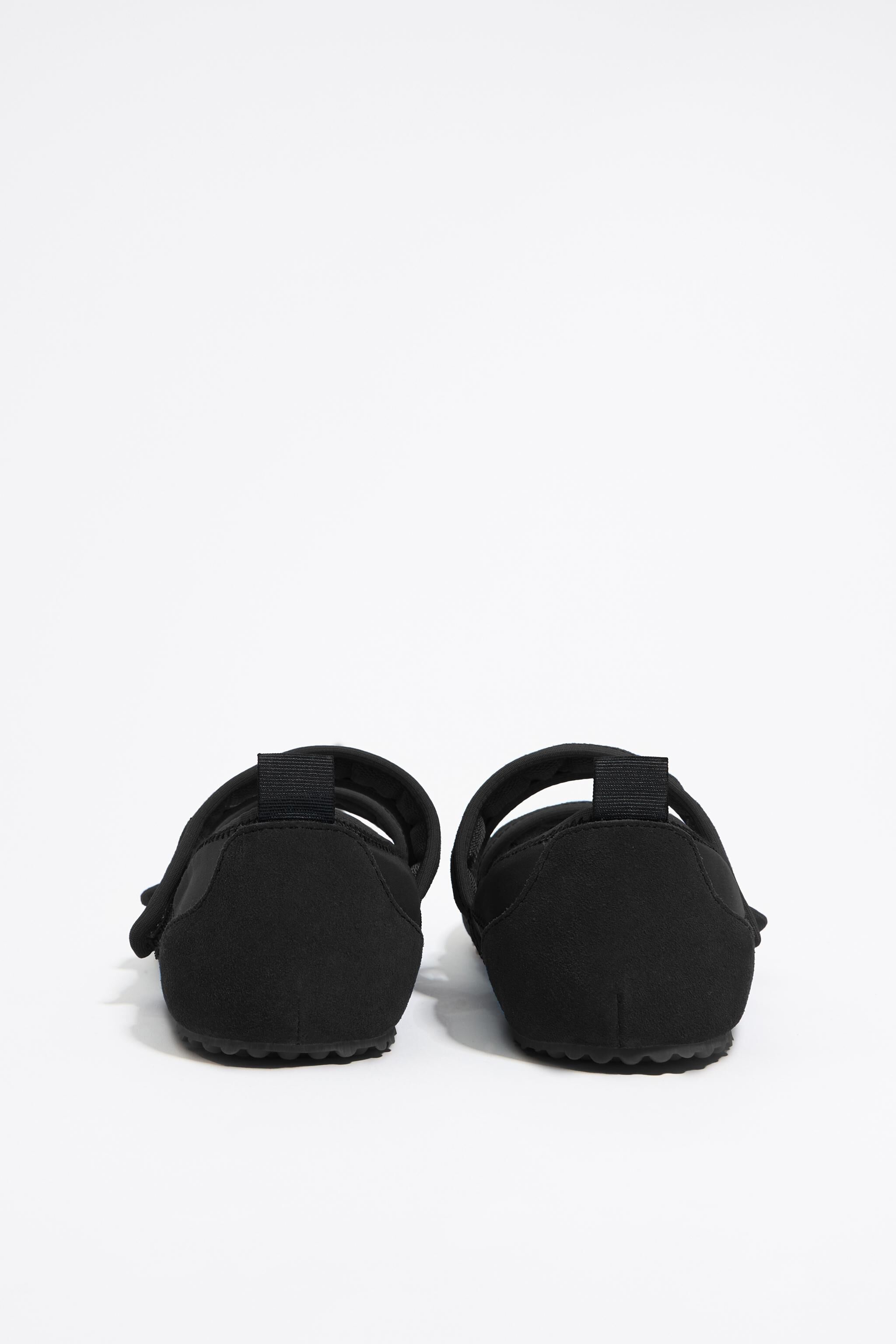 Black sporty ballerina