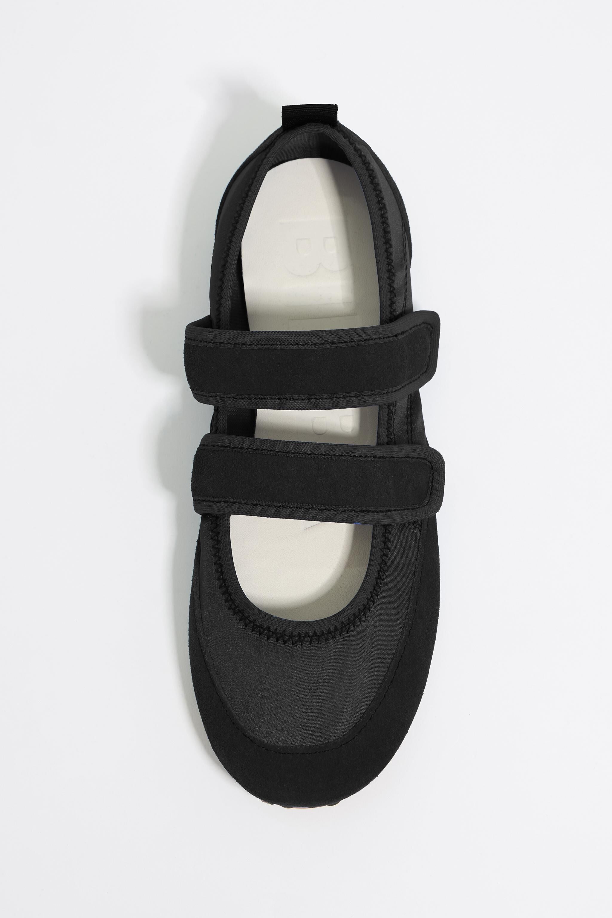 Black sporty ballerina