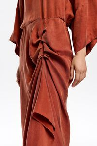 Vestido fluido volante naranja quemado