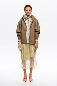 Gabardina l&iacute;nea A corta engomada camel oscuro