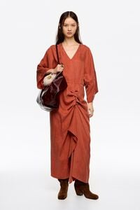 Vestido fluido volante naranja quemado