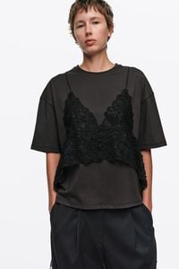 Camiseta top encaje superpuesto negro lavado
