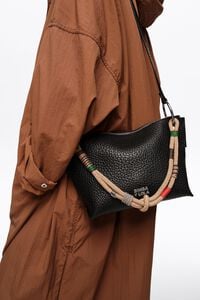 Mala m&eacute;dia com formato de trap&eacute;zio, em pele preta