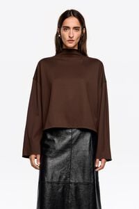 Camiseta punto roma cuello subido marr&oacute;n oscuro