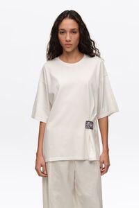 Camiseta fruncida con etiqueta personalizada blanca