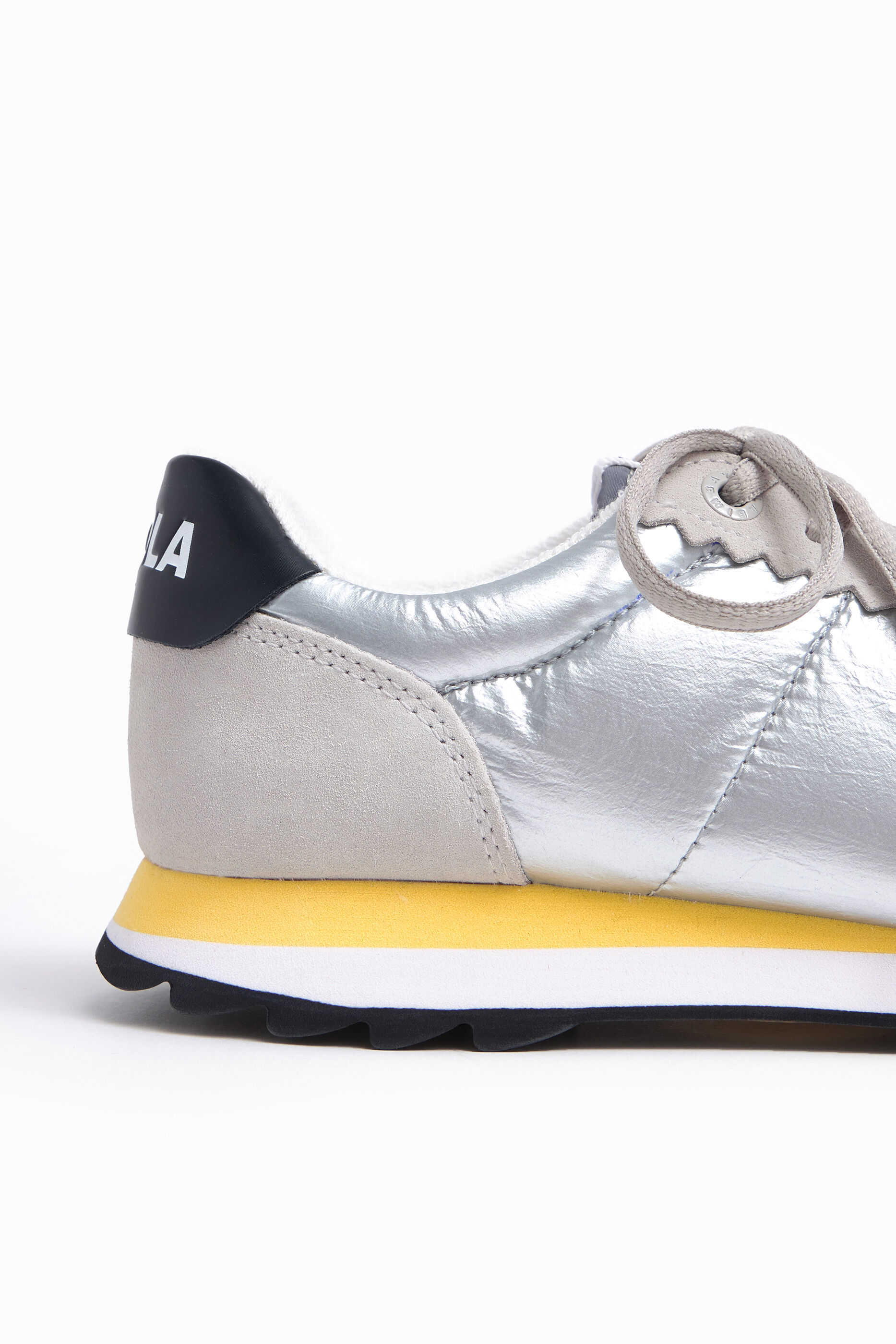 Deportiva retro plateada