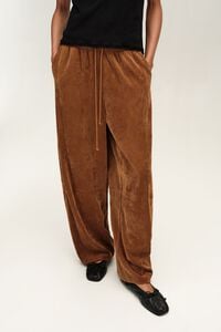 Pantal&oacute;n jogger pana fluida caramelo