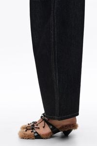 Sandale talon en cuir noir &agrave; lacets et fourrure
