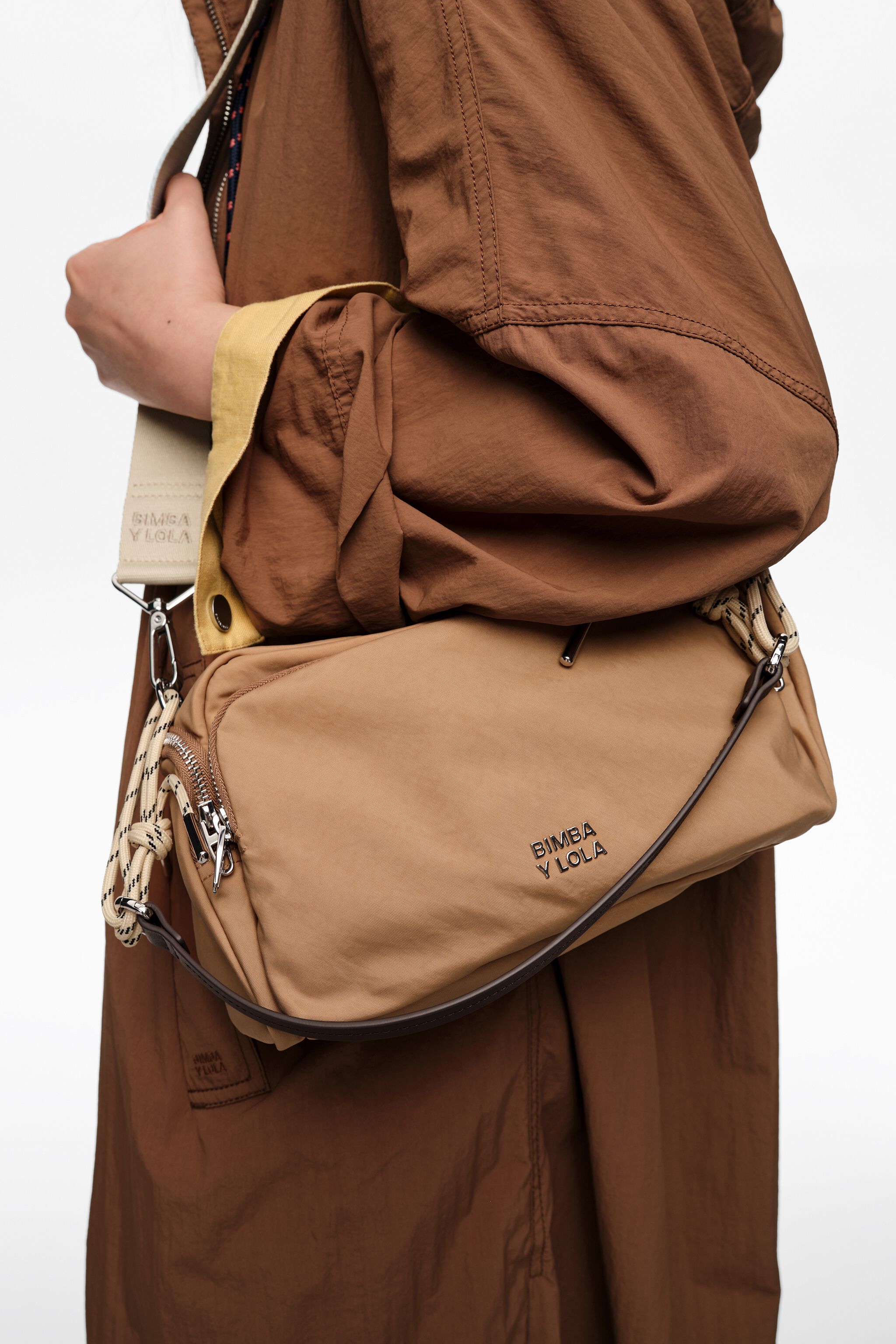 Medium camel crossbody pocket bag