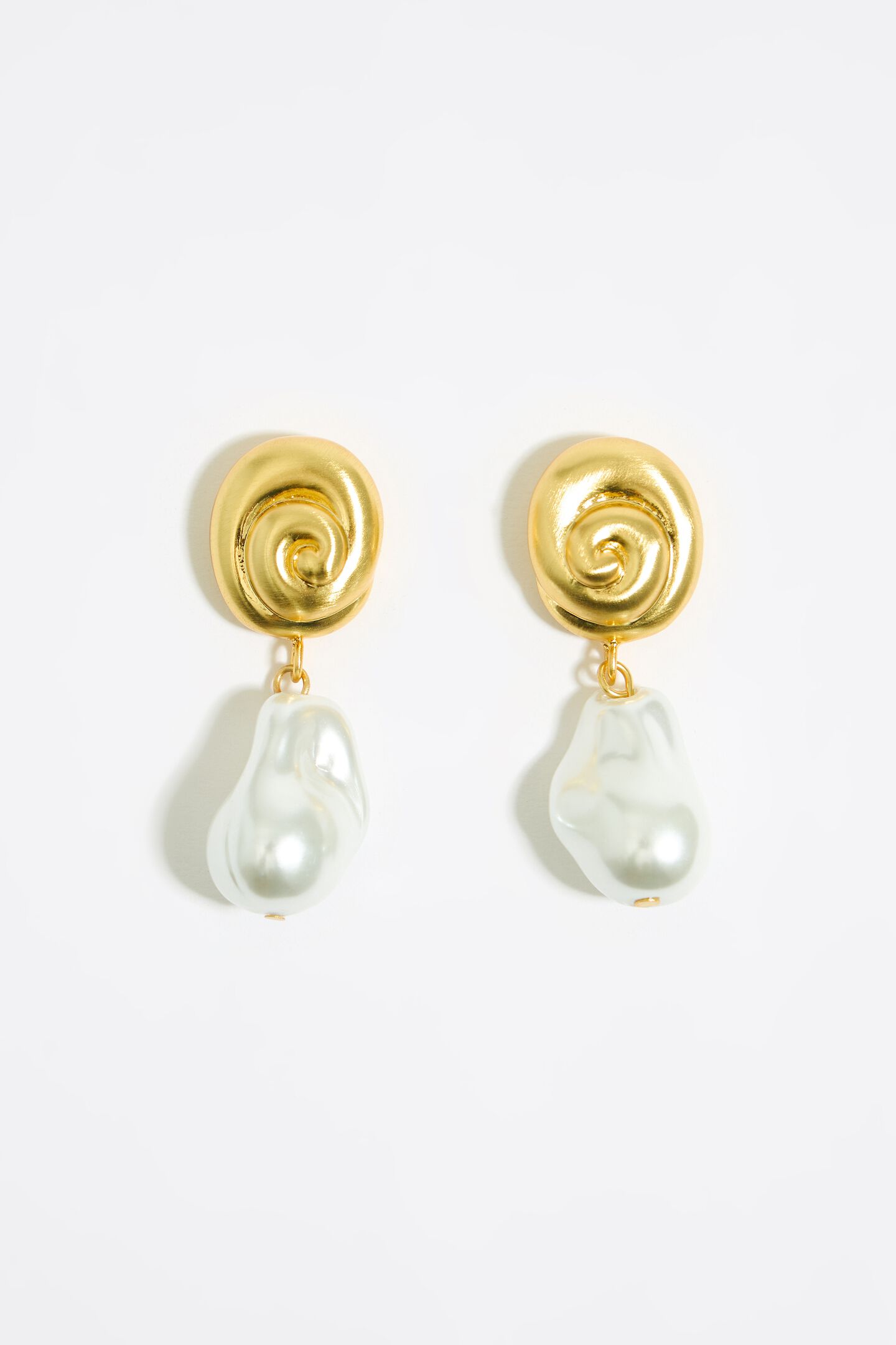 Ohrringe Meeresschnecken und Perle Mattgold 