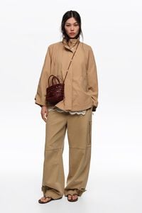 Short, camel fluid high neck trench