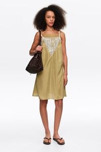 Vestido verde corto de seda con tirantes