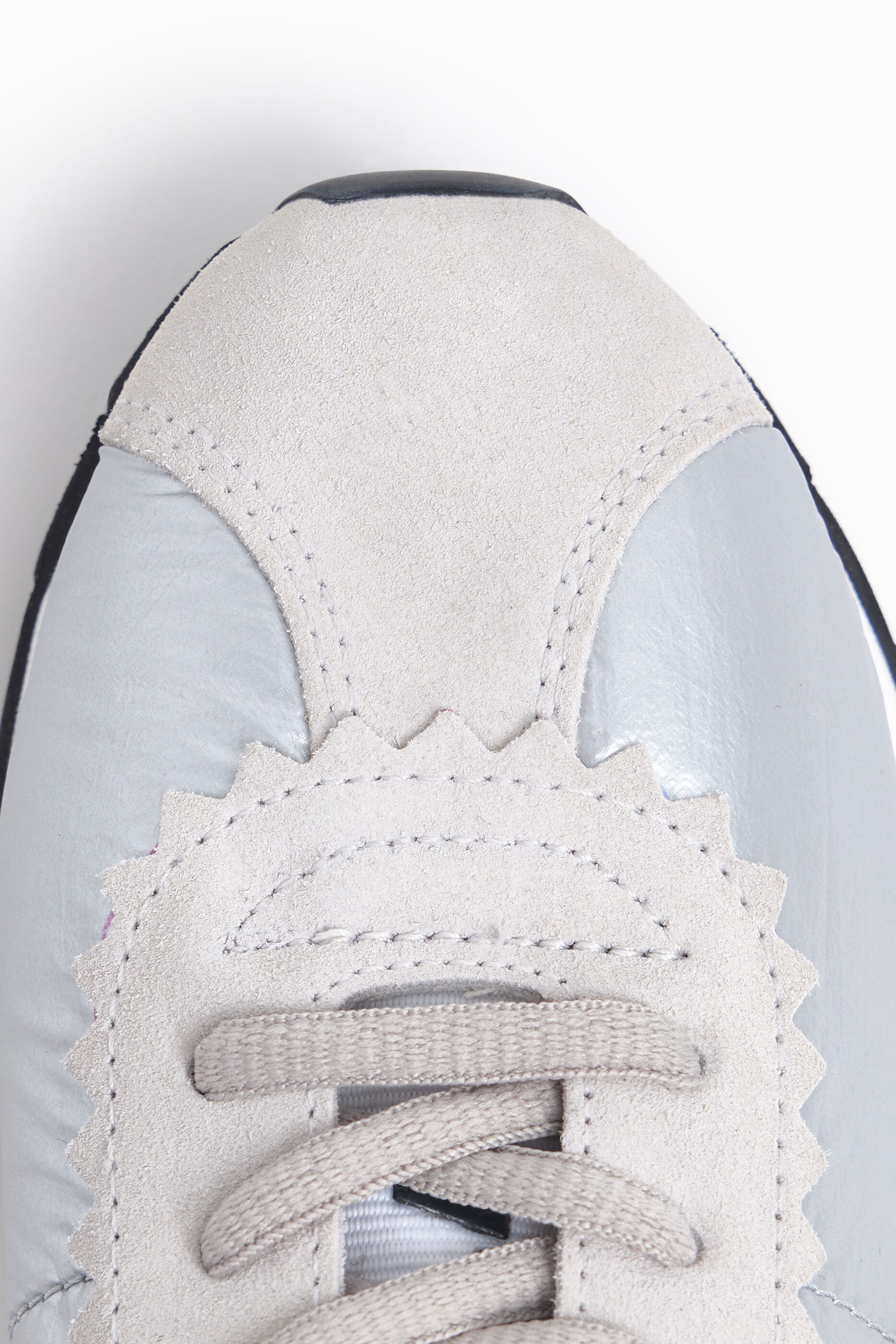Deportiva retro plateada